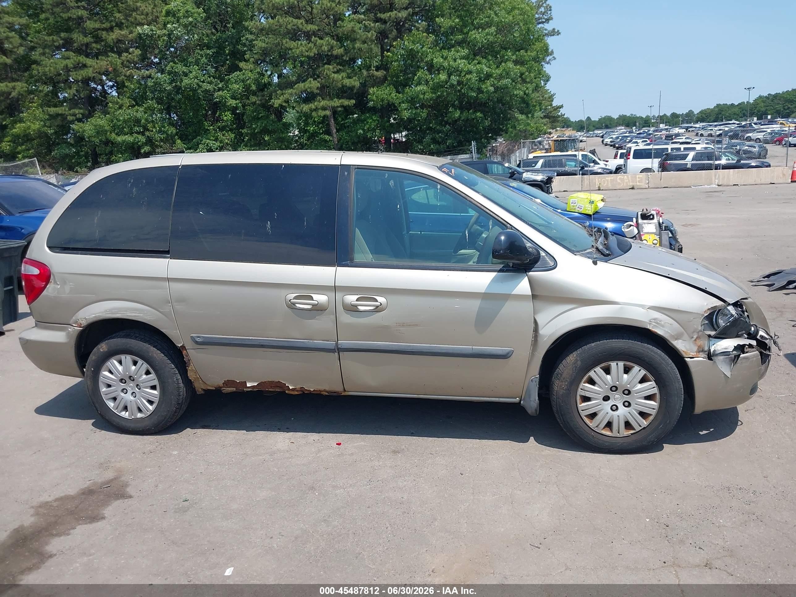 2006 Chrysler Town & Country   Champagne vin: 1A4GP45R36B747141