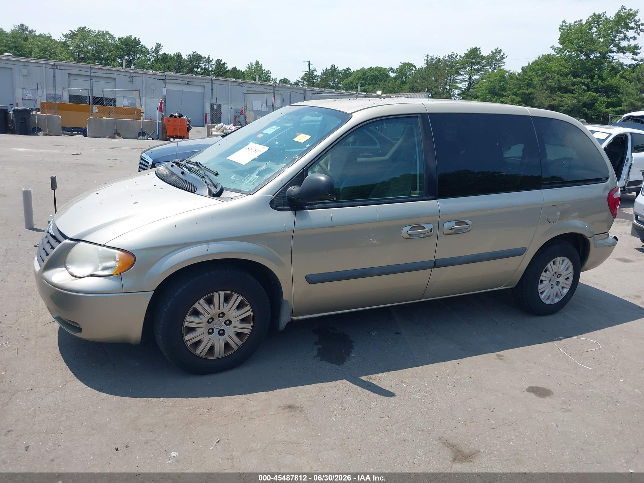 2006 Chrysler Town & Country   Champagne vin: 1A4GP45R36B747141