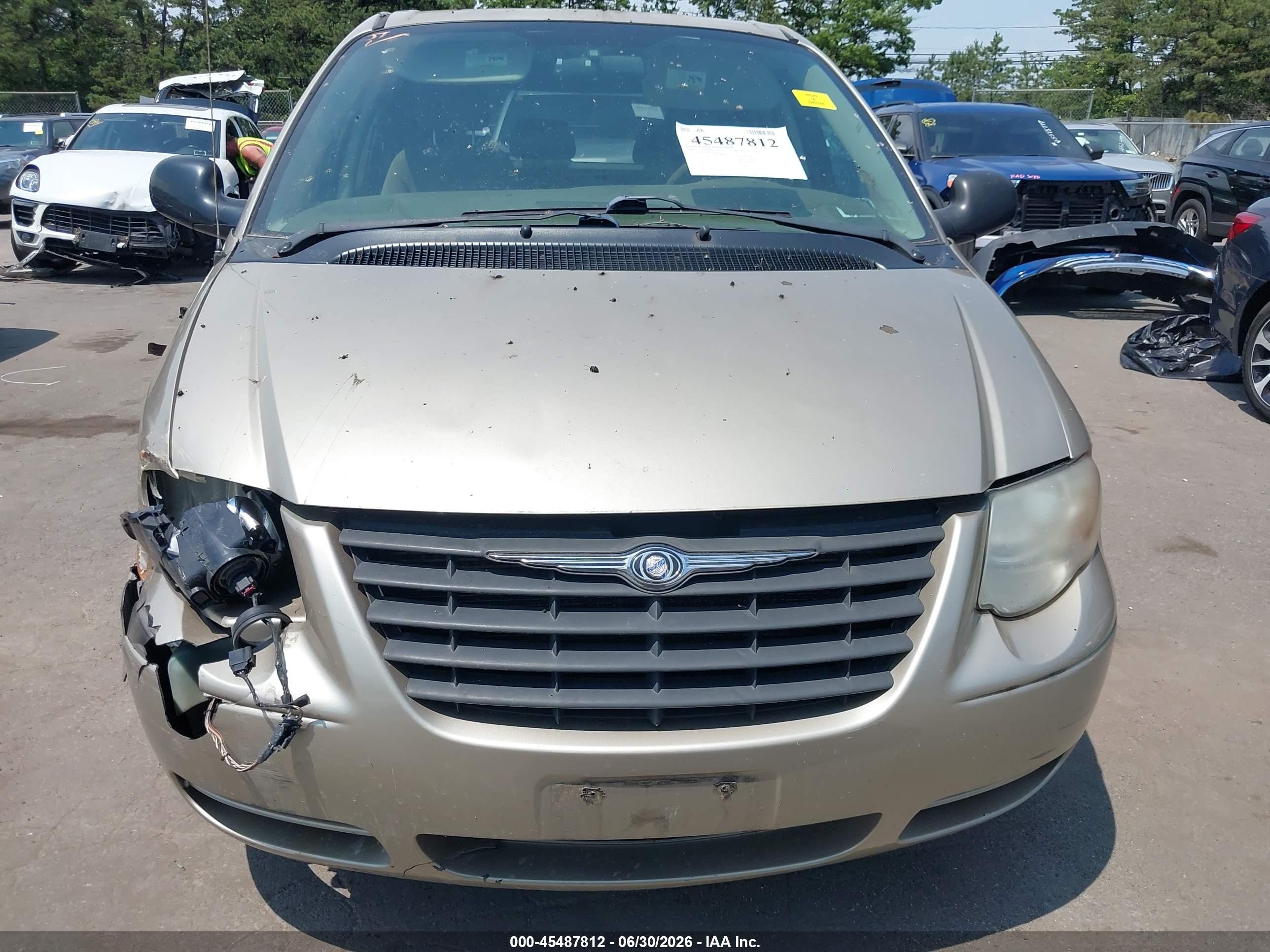 2006 Chrysler Town & Country   Champagne vin: 1A4GP45R36B747141