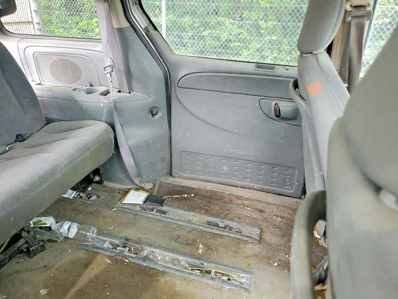 2006 Chrysler Town & Country Silver vin: 1A4GP45R46B620950