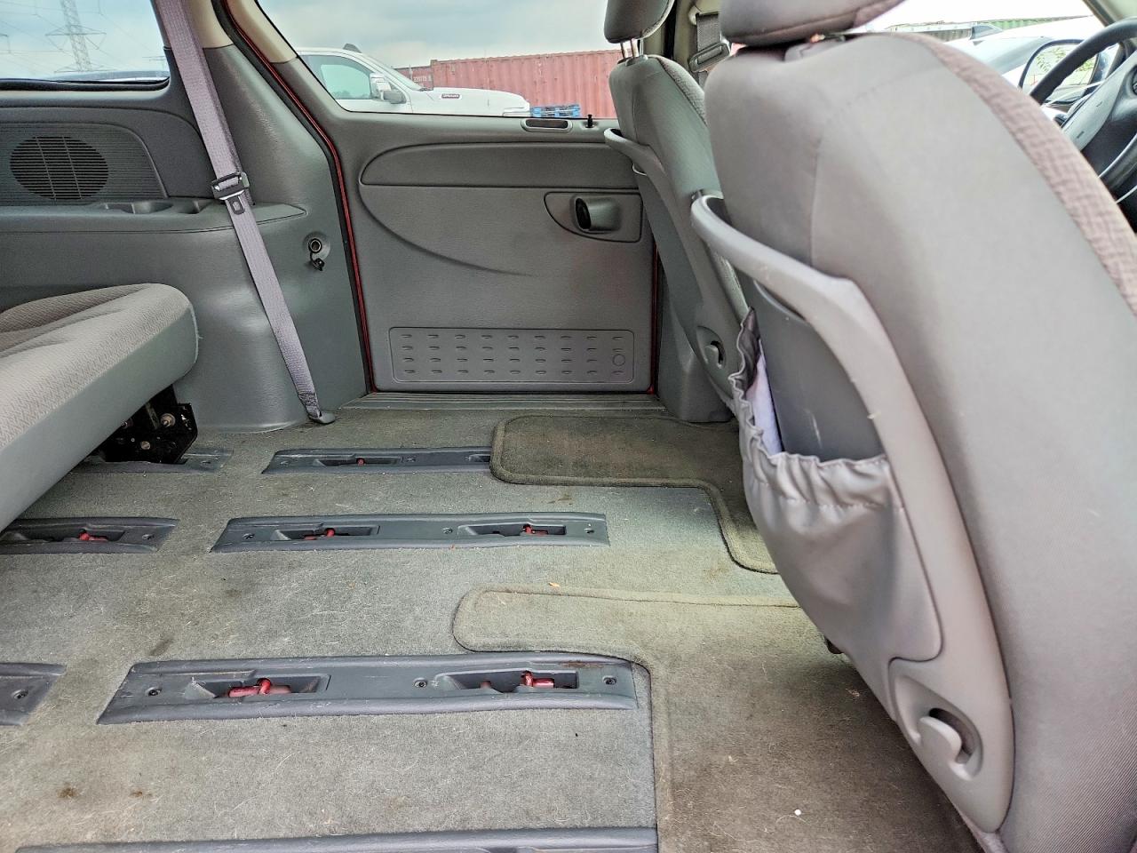2006 Chrysler Town & Country Red vin: 1A4GP45R46B693283