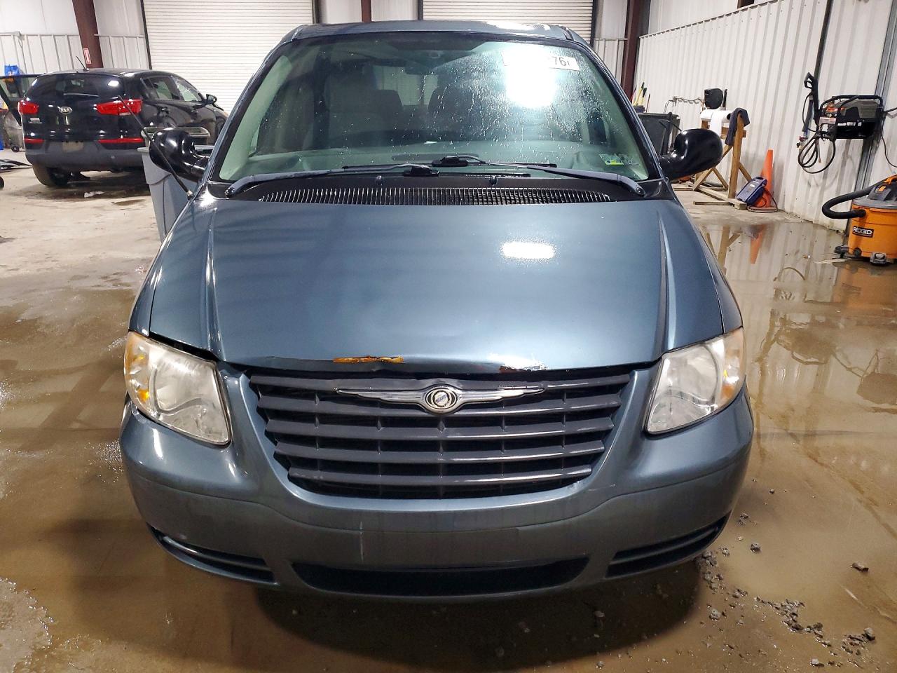 2006 Chrysler Town & Country Blue vin: 1A4GP45R56B661572