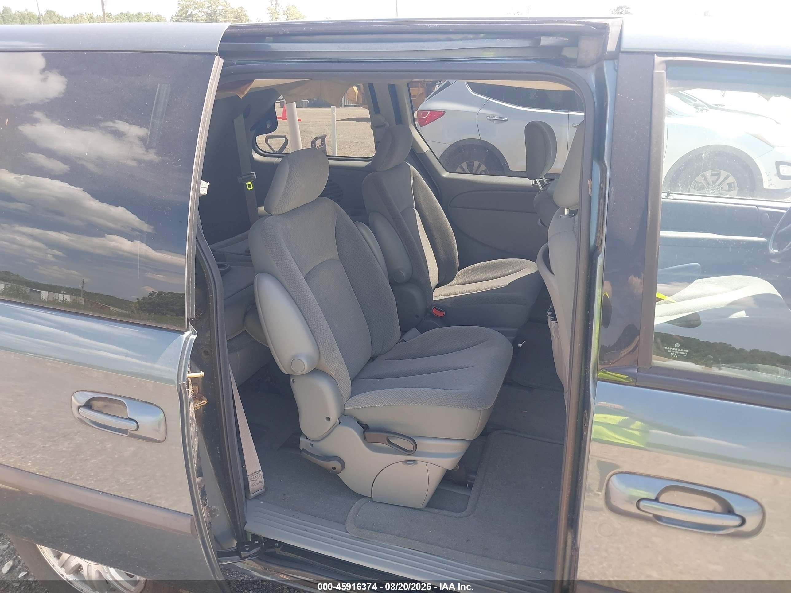 2006 Chrysler Town & Country   Green vin: 1A4GP45R76B519529