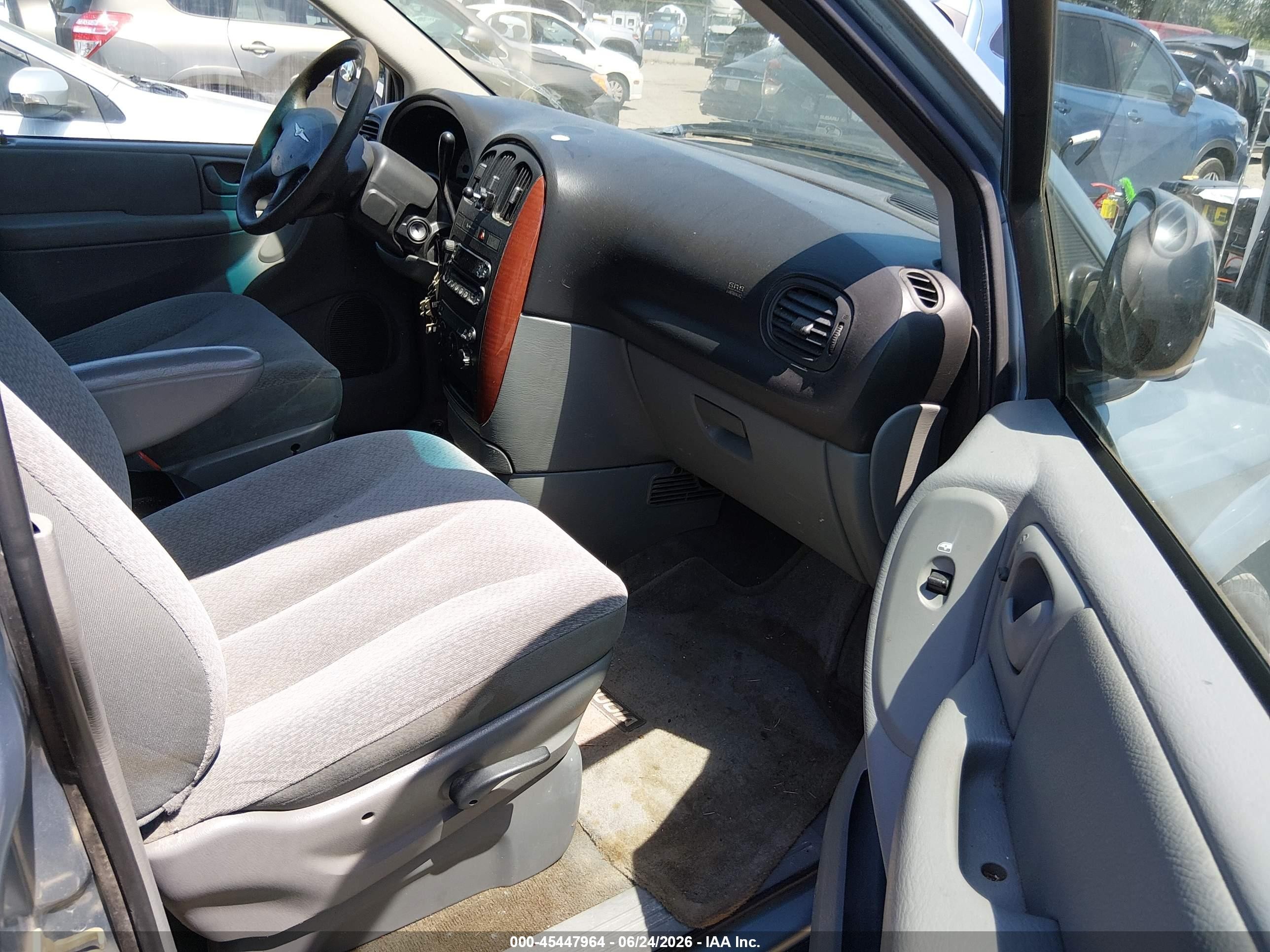 2006 Chrysler Town & Country   Silver vin: 1A4GP45R96B518012