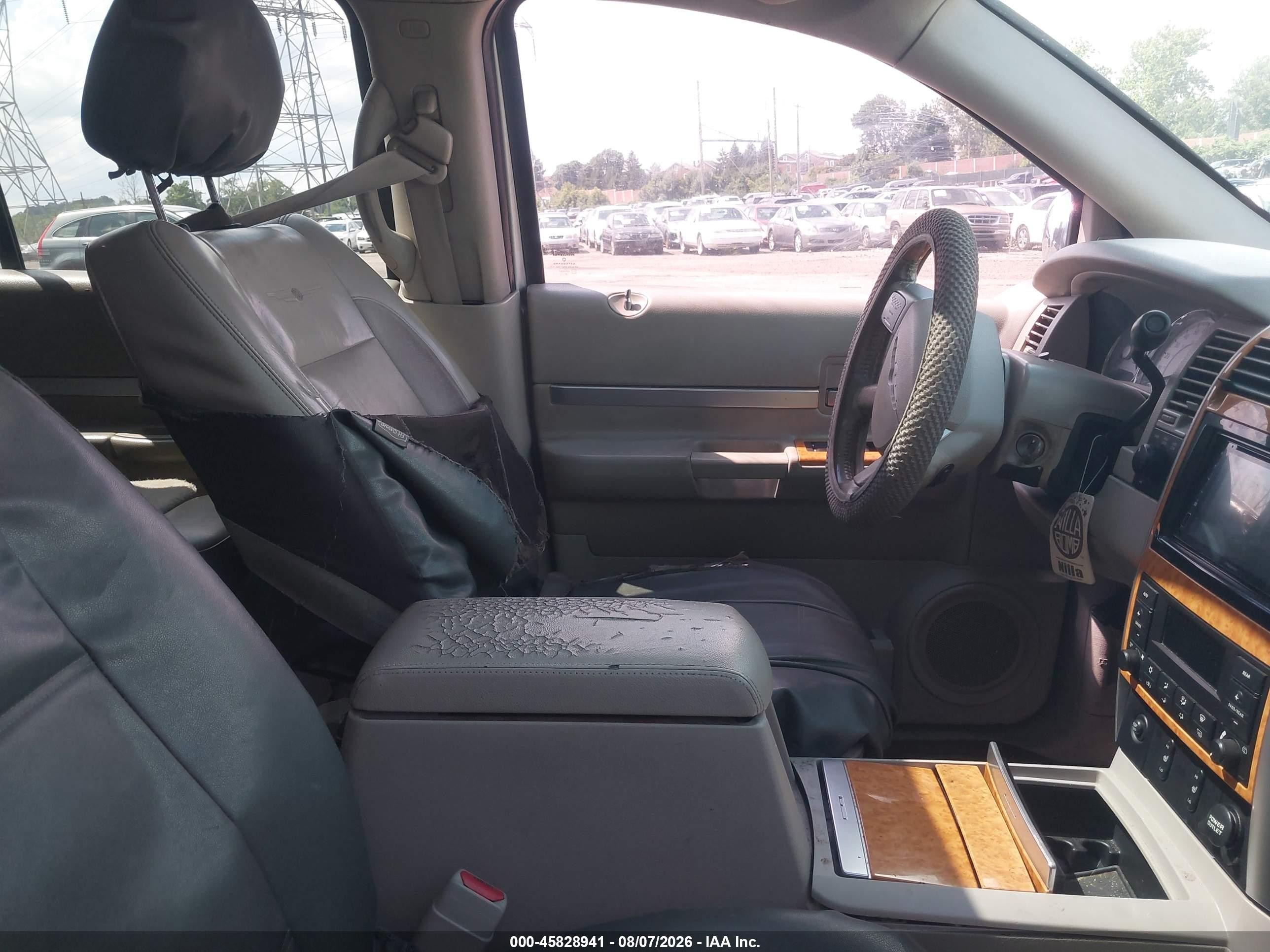 2007 Chrysler Aspen Limited Серебряный vin: 1A8HW58267F569309