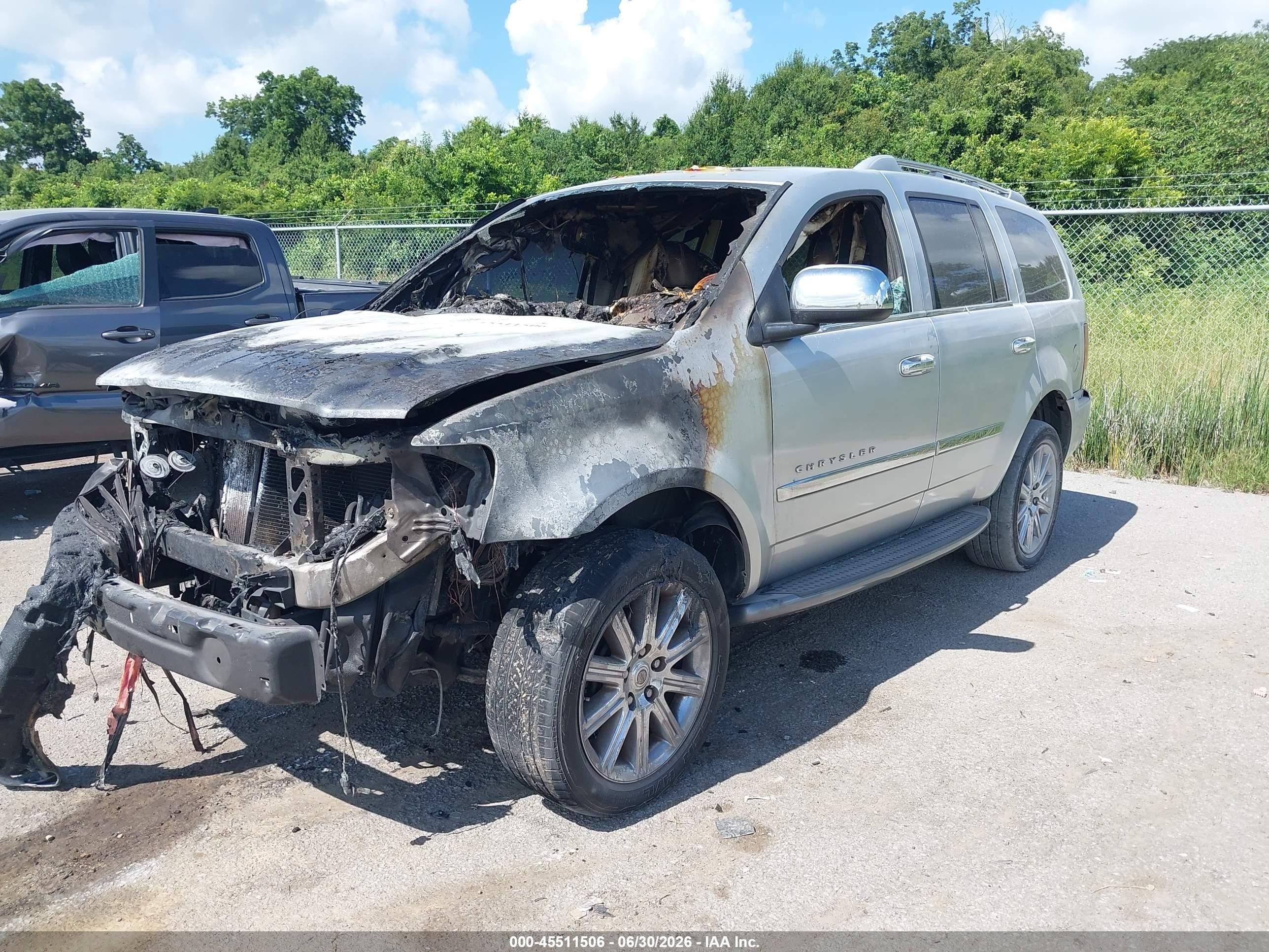 2007 Chrysler Aspen Limited Серебряный vin: 1A8HX58207F578374