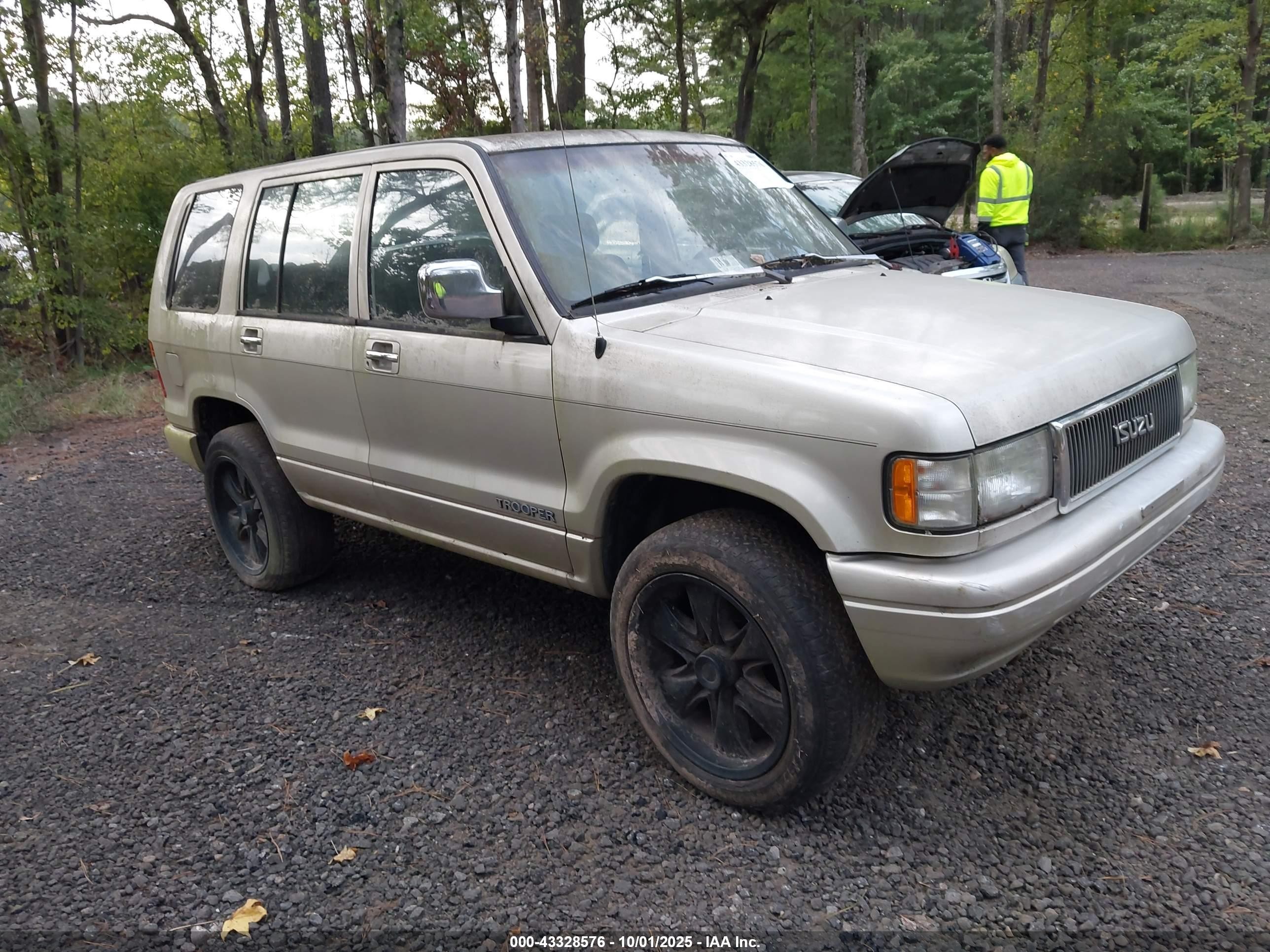 1999 Isuzu Trooper   Gold vin: 1ACDH58VXR7908045