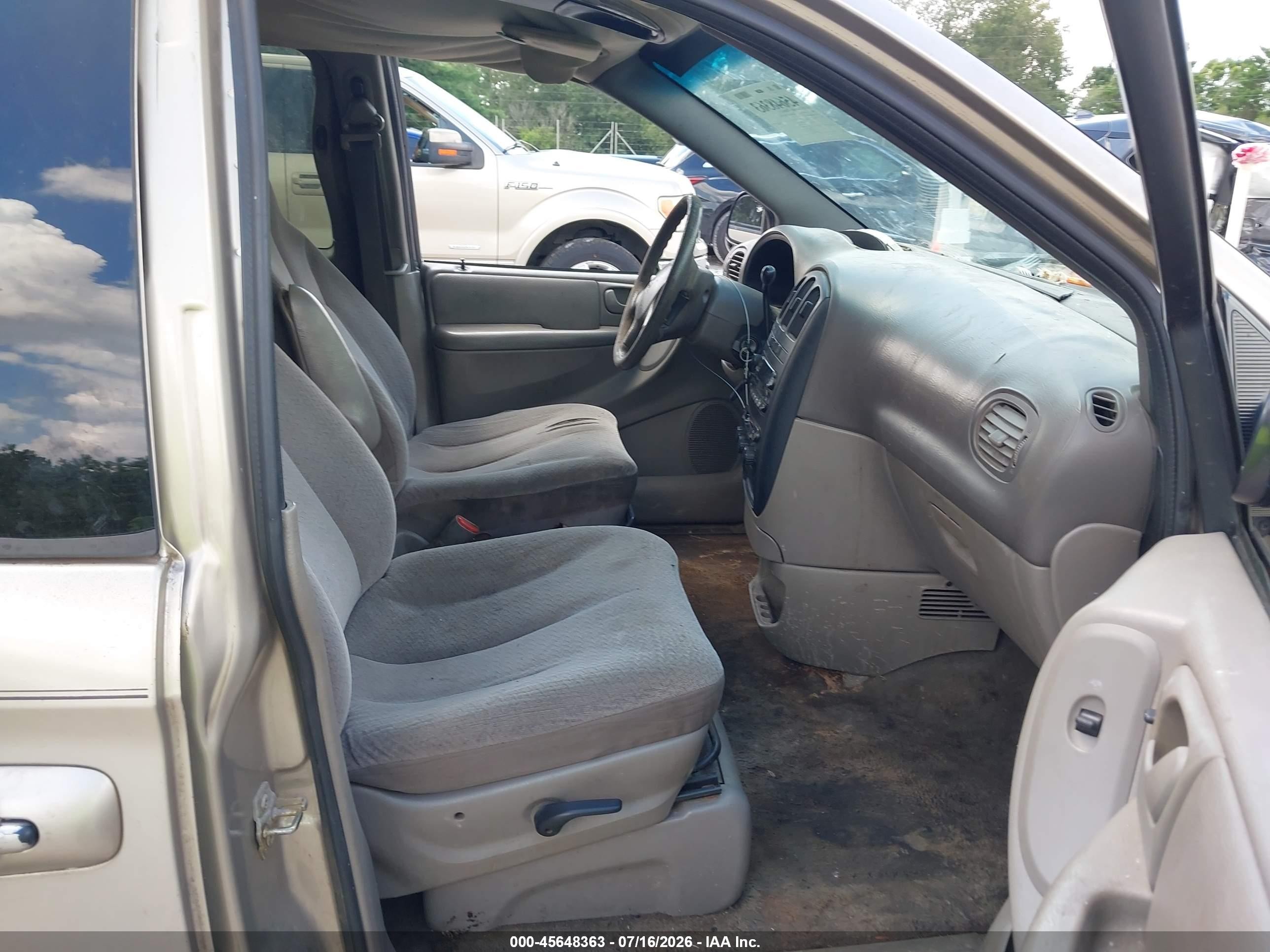 2002 Dodge Grand Caravan Sport Gold vin: 1B4GP44352B720372