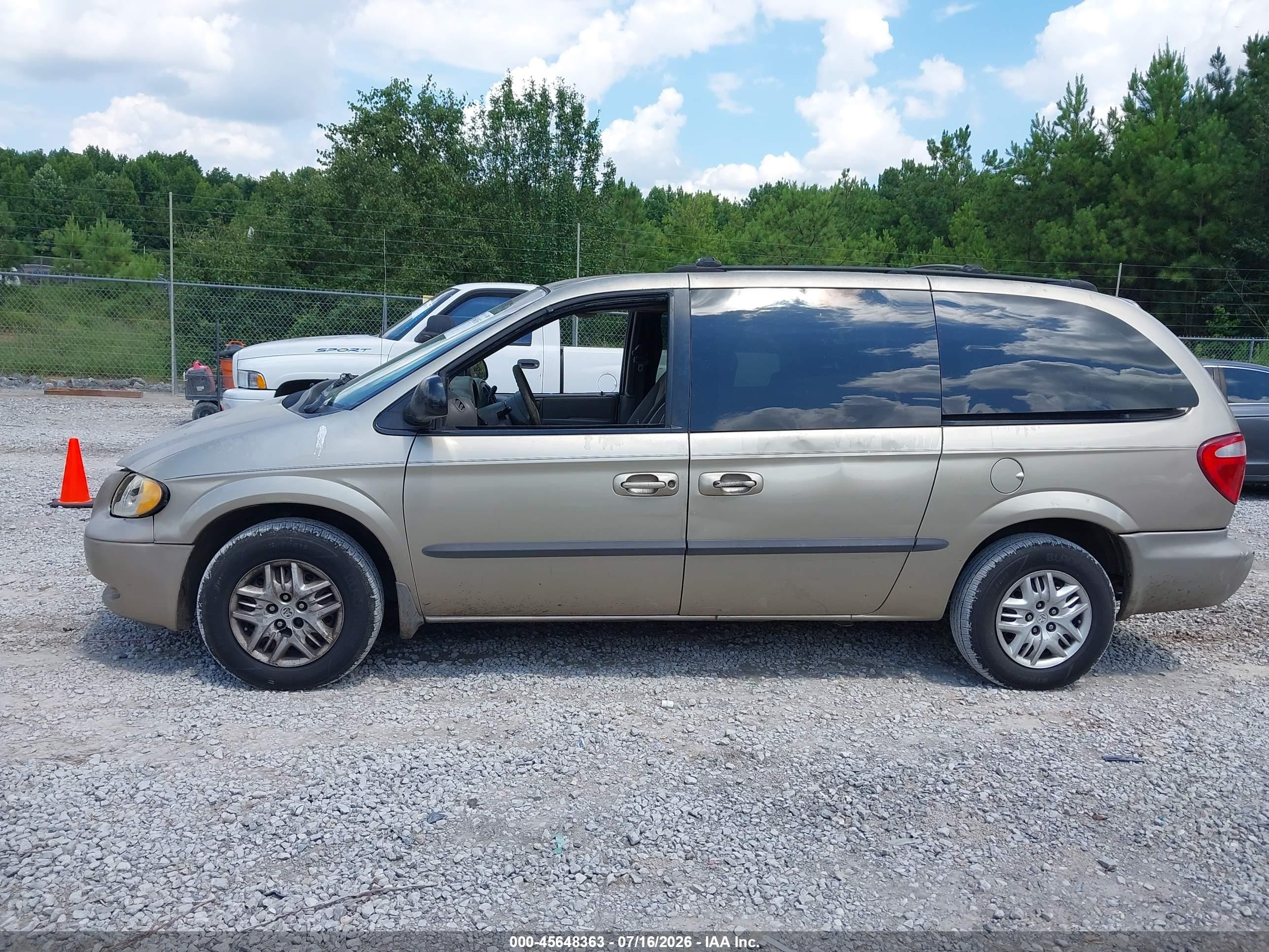 2002 Dodge Grand Caravan Sport Gold vin: 1B4GP44352B720372