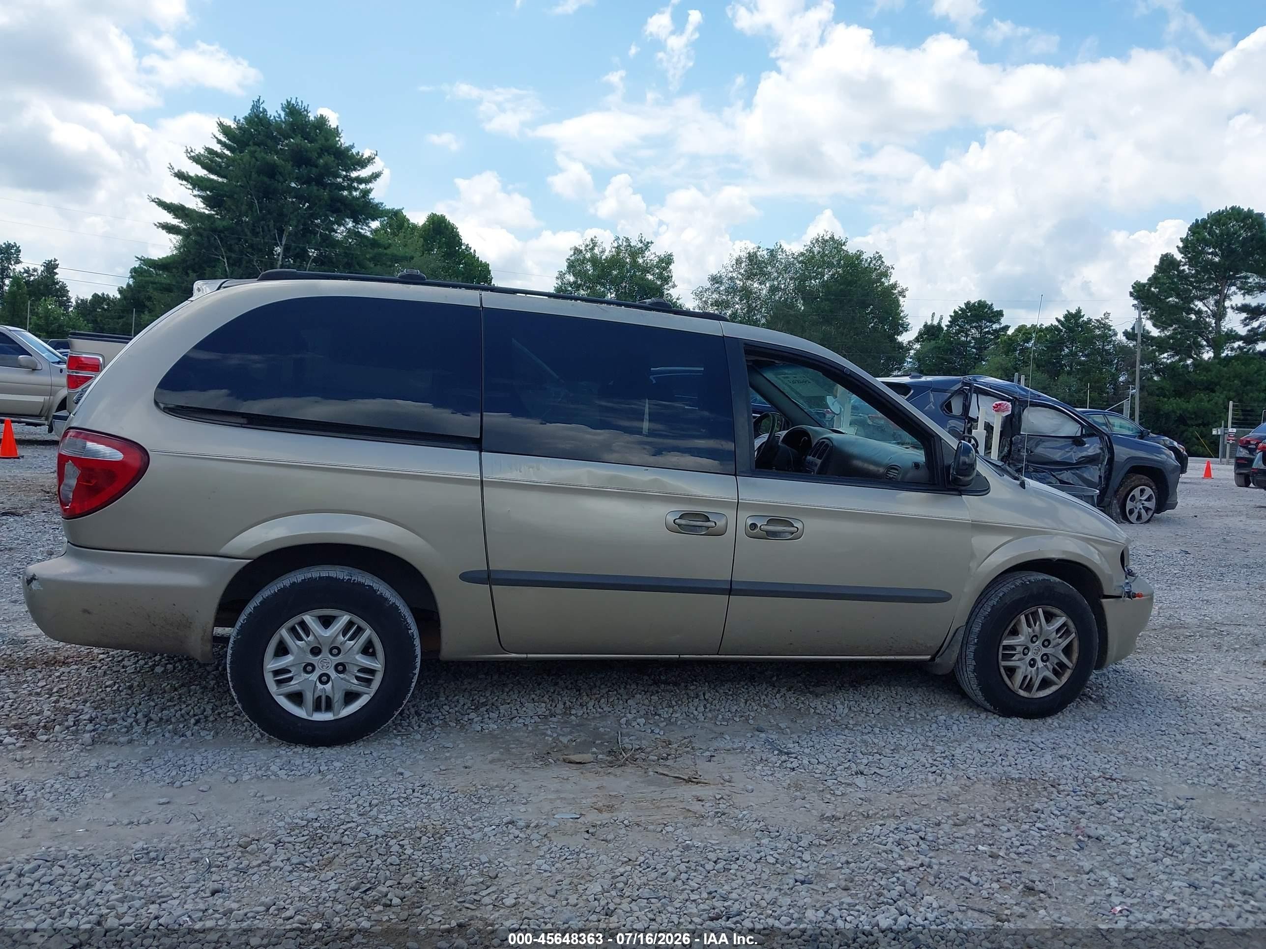 2002 Dodge Grand Caravan Sport Gold vin: 1B4GP44352B720372