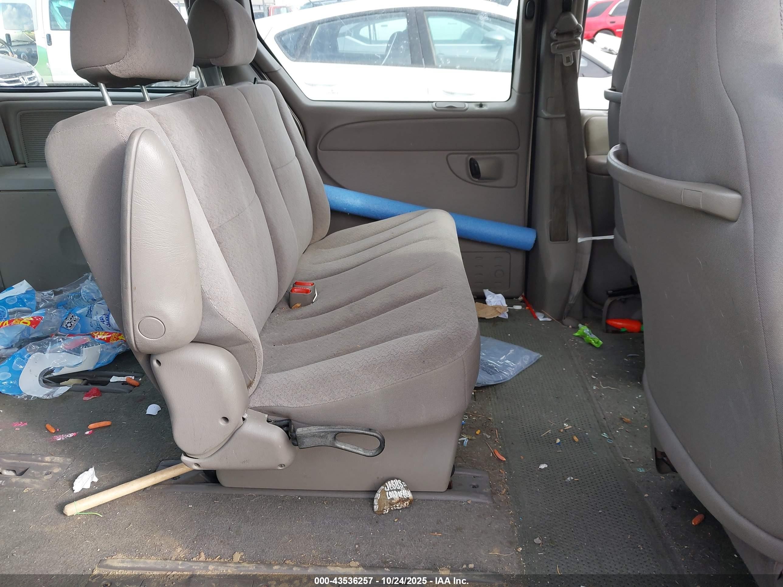 2002 Dodge Caravan Sport Gold vin: 1B4GP443X2B671220