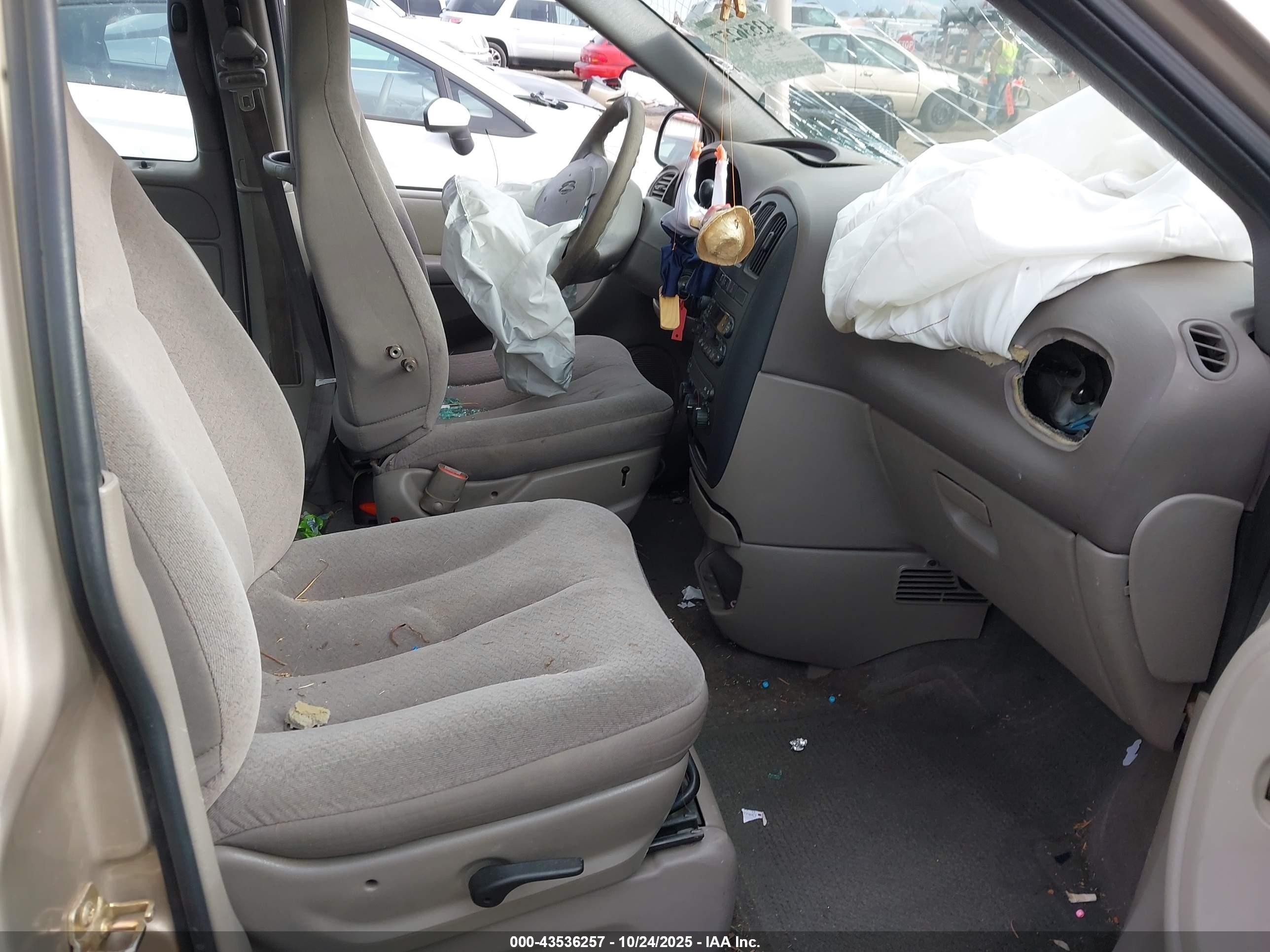 2002 Dodge Caravan Sport Gold vin: 1B4GP443X2B671220