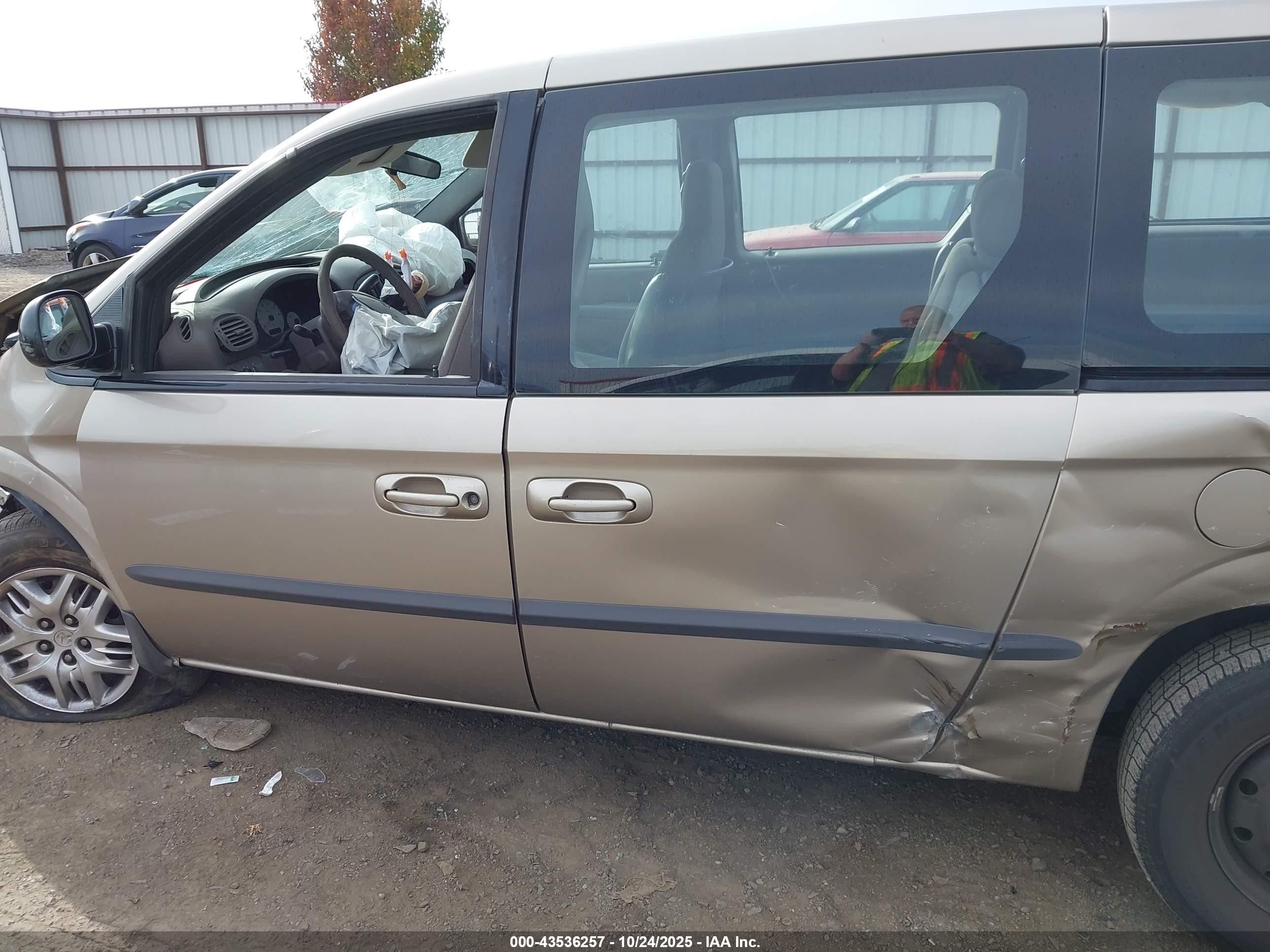 2002 Dodge Caravan Sport Gold vin: 1B4GP443X2B671220