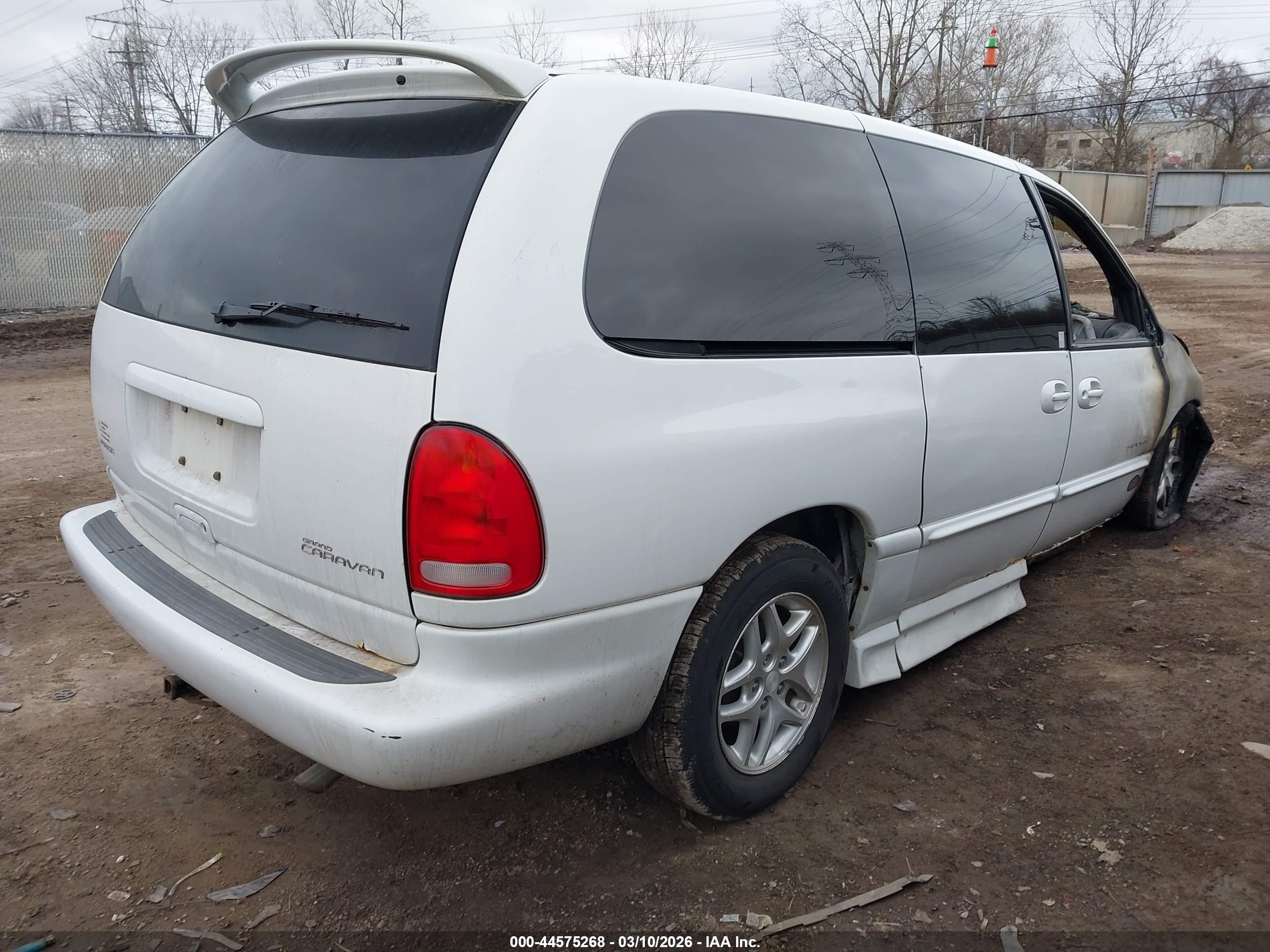 2000 Dodge Grand Caravan Se White vin: 1B4GP44G3YB739434