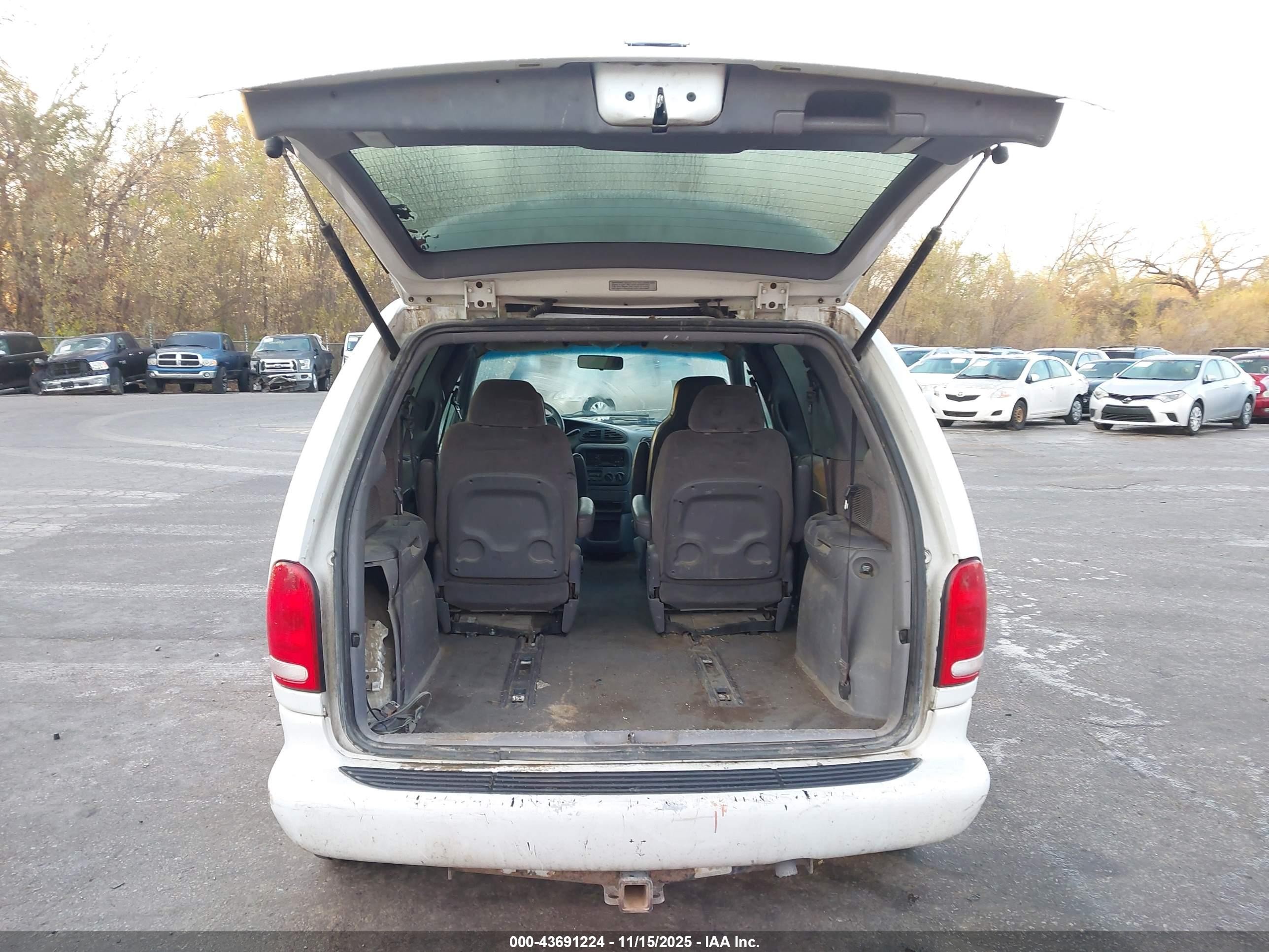 1999 Dodge Caravan Se White vin: 1B4GP45G3XB913824