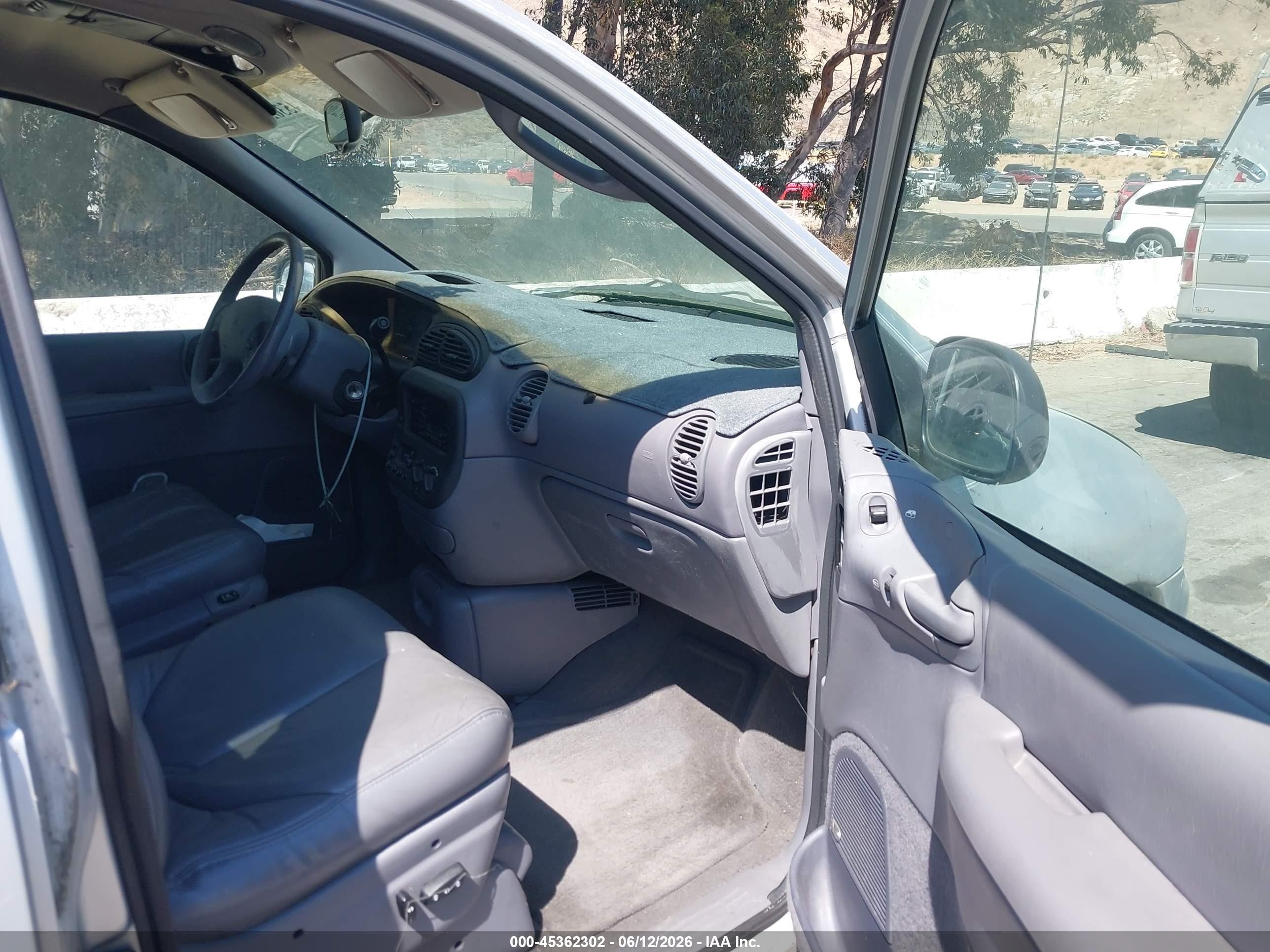 2000 Dodge Grand Caravan Es Silver vin: 1B4GP74L7YB522709