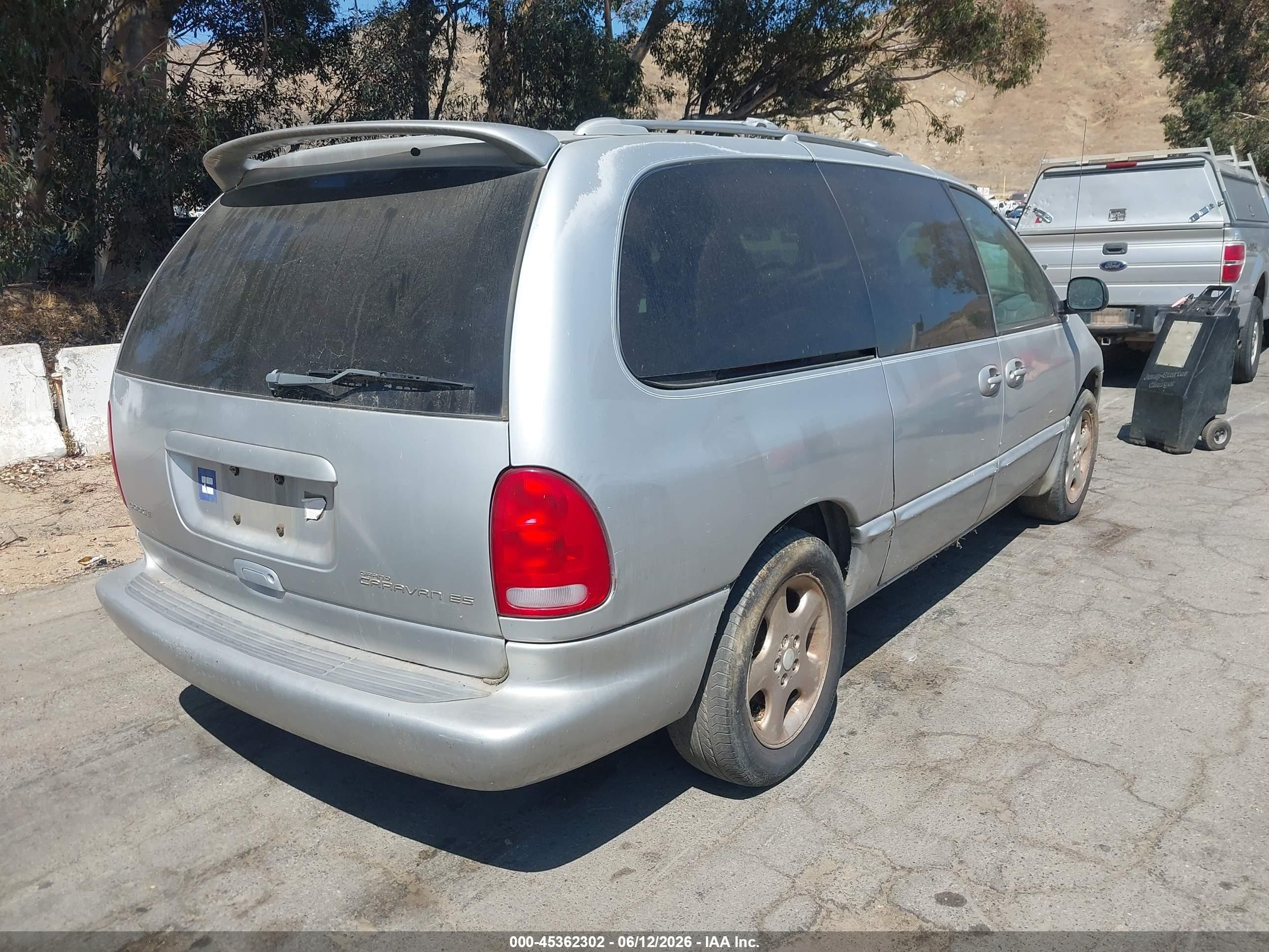 2000 Dodge Grand Caravan Es Silver vin: 1B4GP74L7YB522709