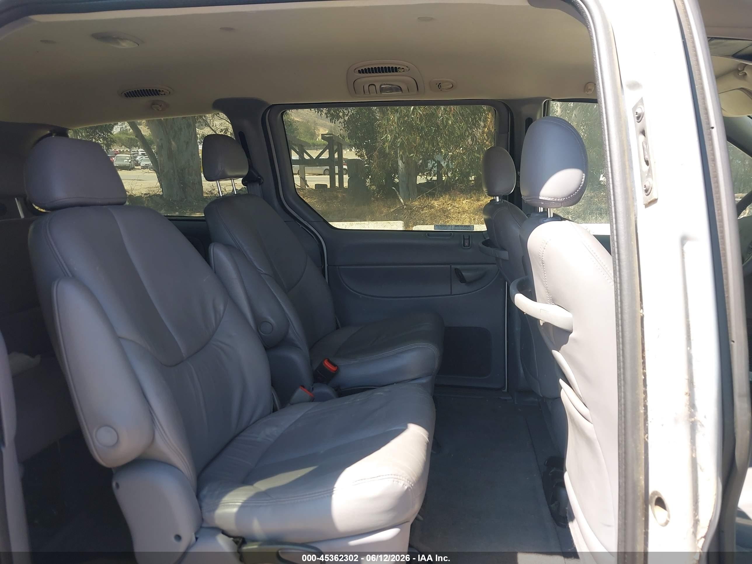 2000 Dodge Grand Caravan Es Silver vin: 1B4GP74L7YB522709