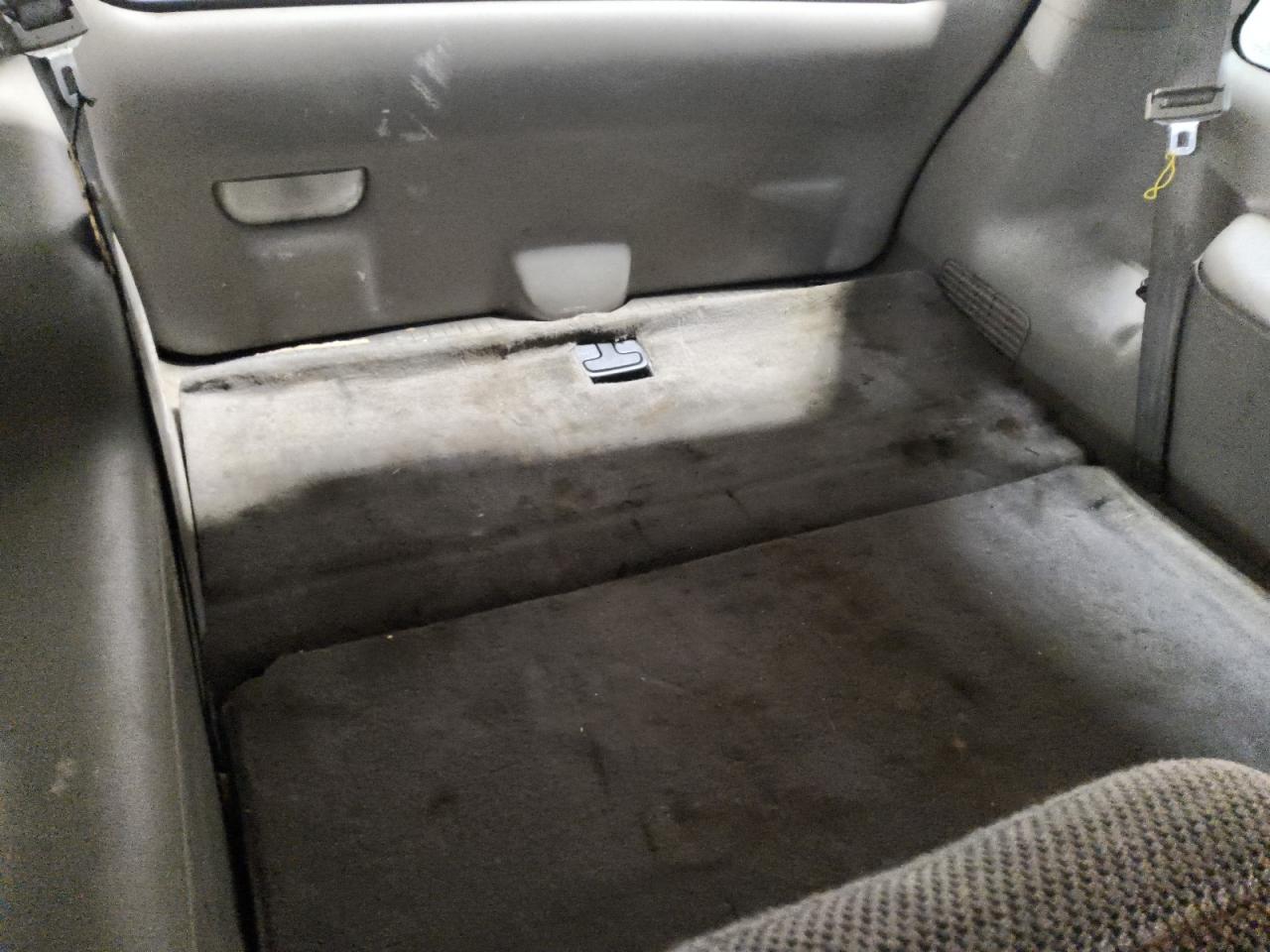 2001 Dodge Durango Silver vin: 1B4HS28N11F620067 Damage: Trunk/Cargo Mat, Stained, Permanent