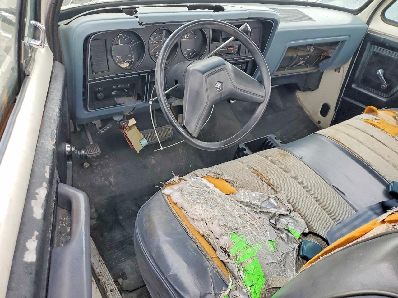 1987 Dodge D-series D150 Two Tone vin: 1B7FD14H0HS306278