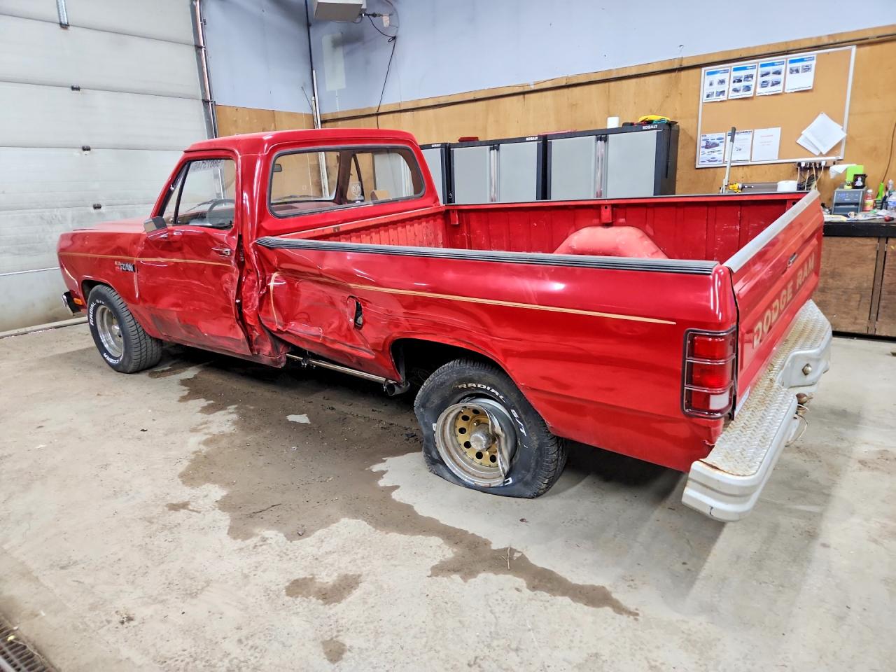 1985 Dodge D-series D100 Red vin: 1B7FD14H2FS625050