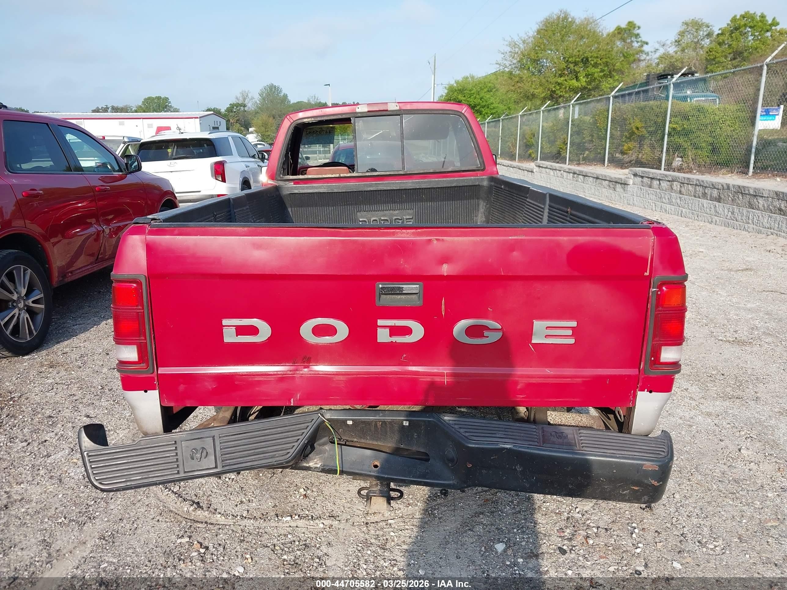 1989 Dodge Dakota   Red vin: 1B7FL26X4KS158673