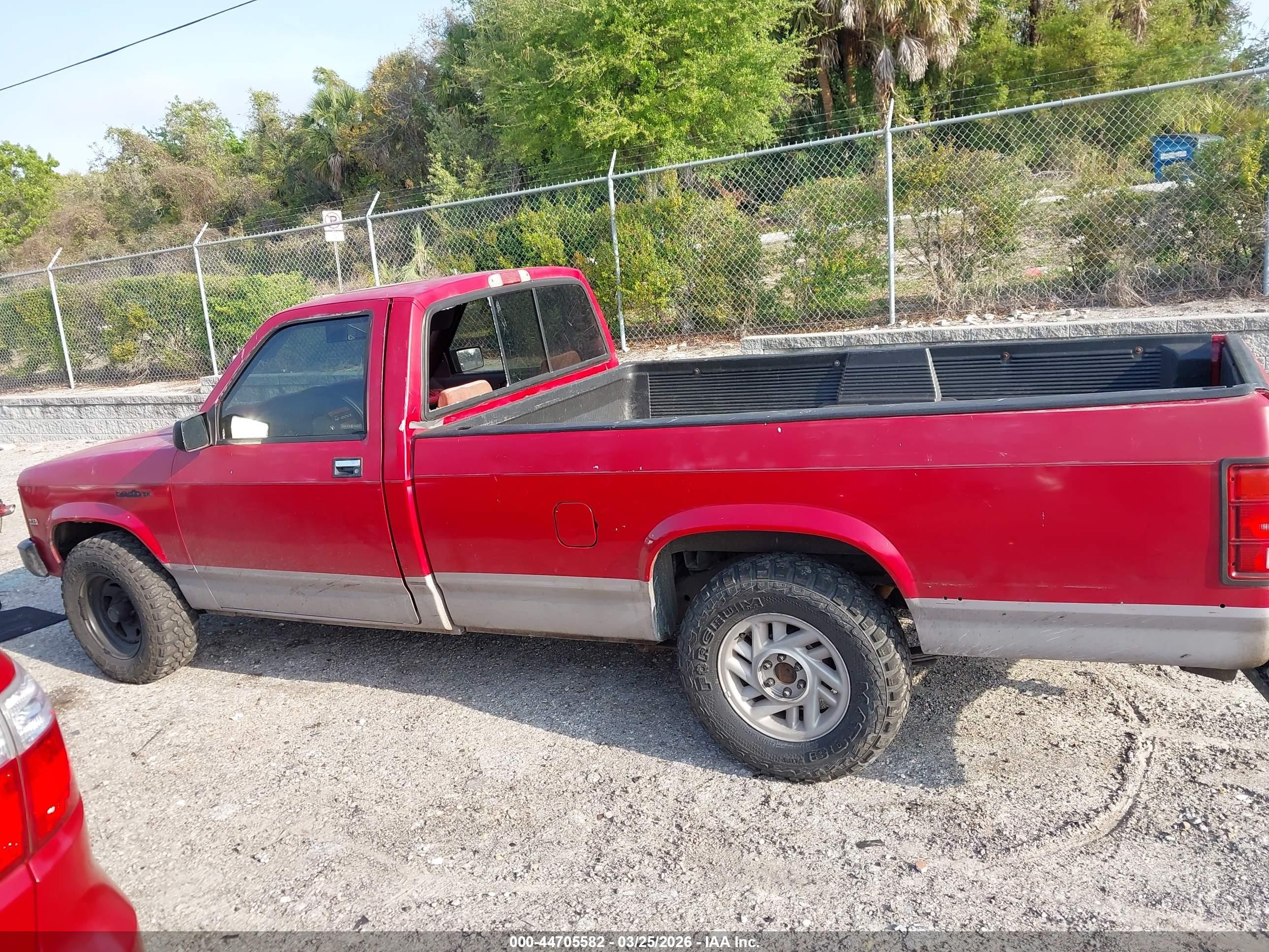 1989 Dodge Dakota   Red vin: 1B7FL26X4KS158673