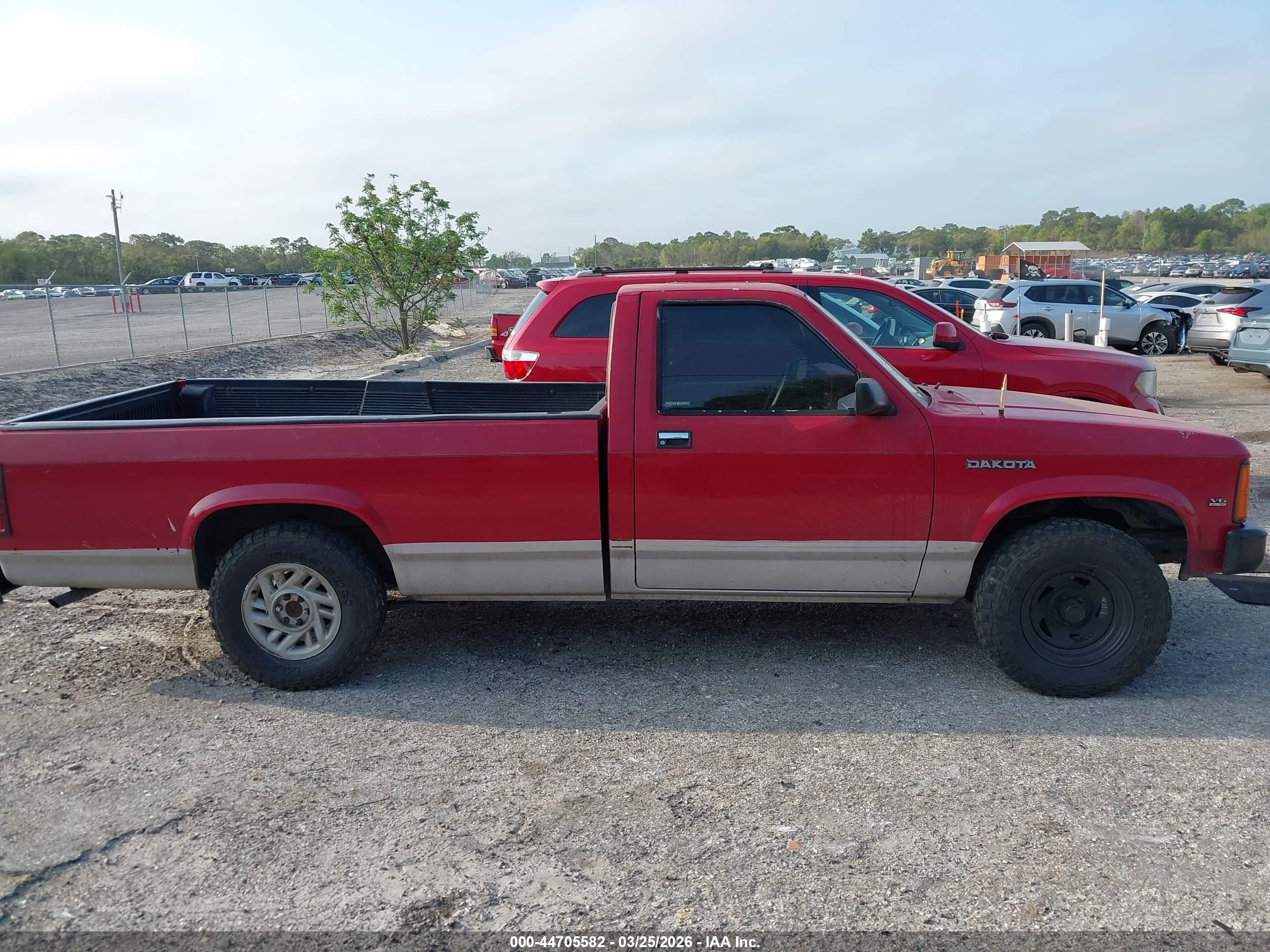 1989 Dodge Dakota   Red vin: 1B7FL26X4KS158673