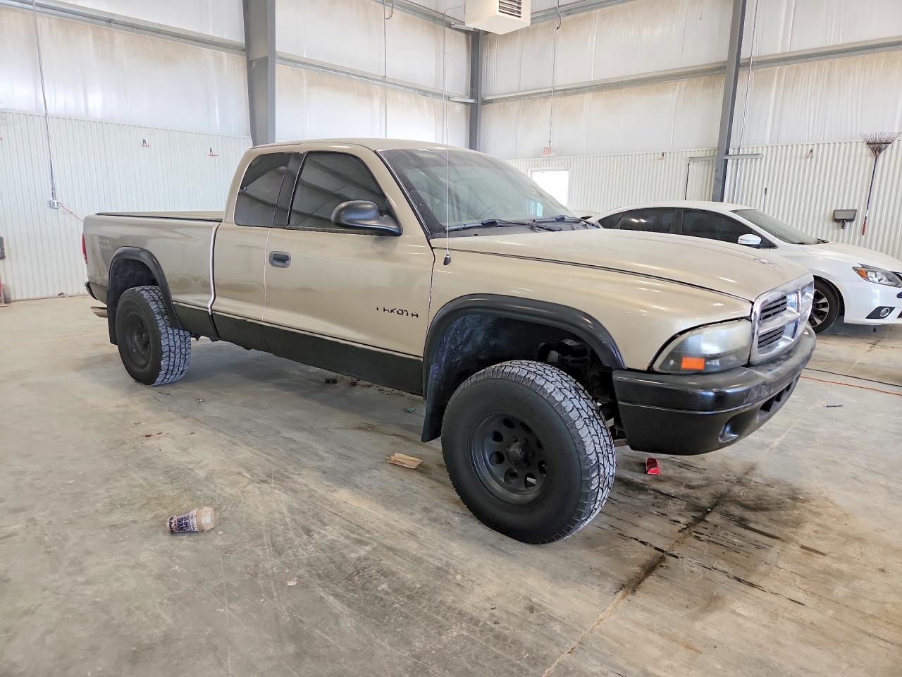 2002 Dodge Dakota Base Tan vin: 1B7GG12X32S701021