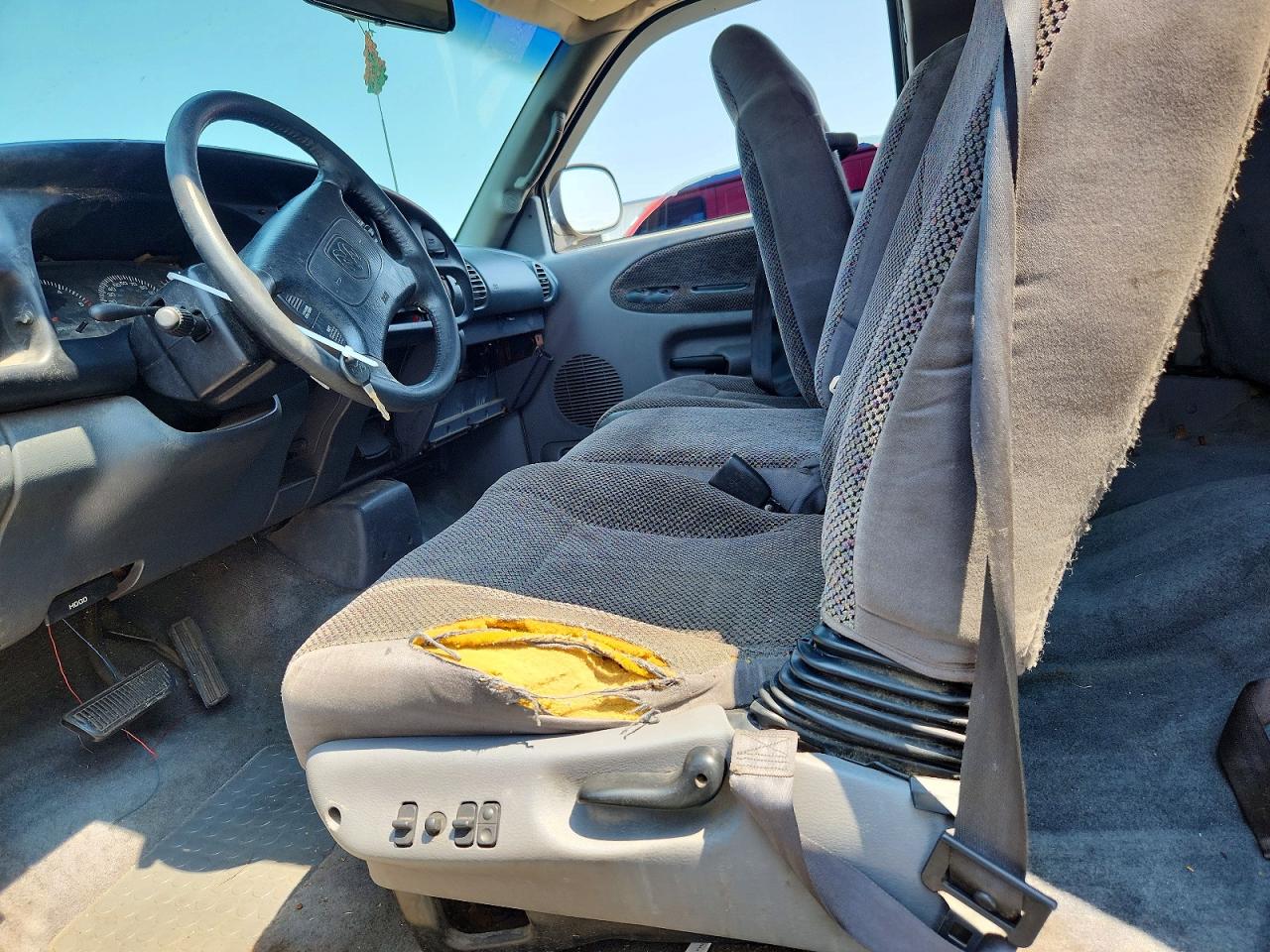 1998 Dodge Ram 1500 Серебряный vin: 1B7HC13Y0WJ204155