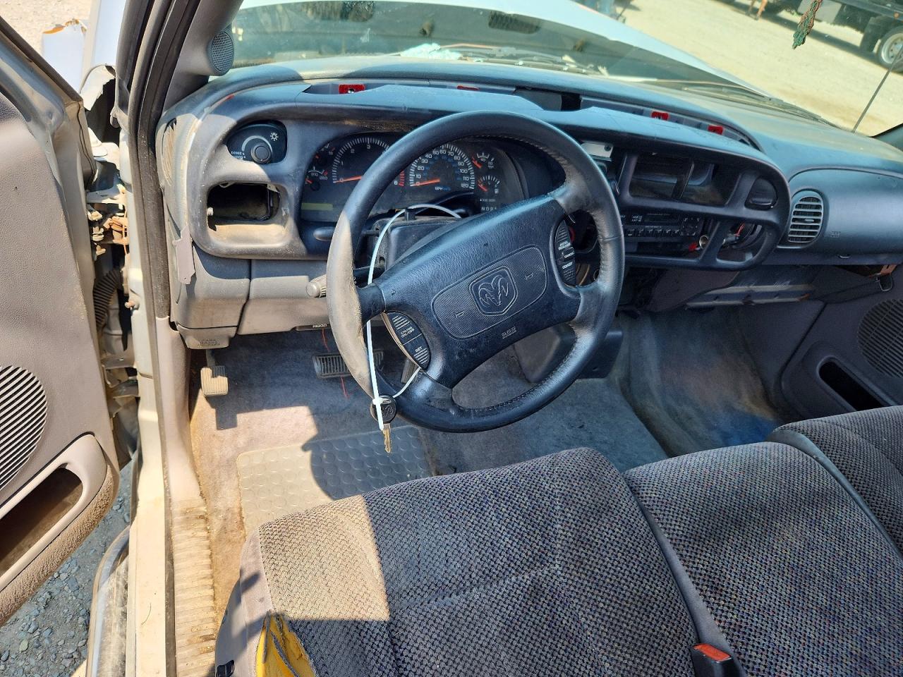 1998 Dodge Ram 1500 Серебряный vin: 1B7HC13Y0WJ204155