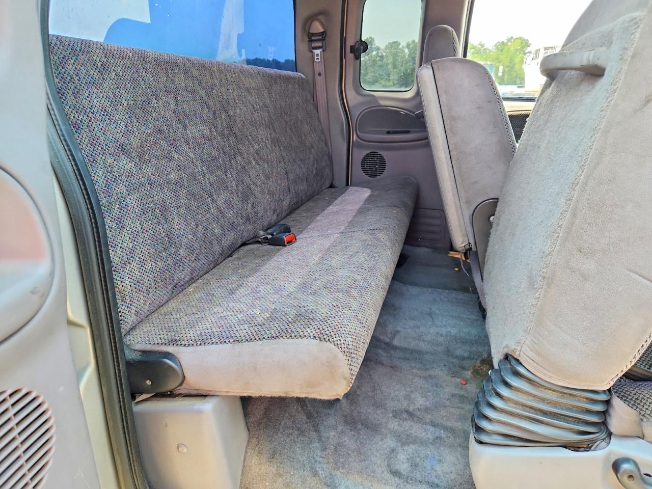 1998 Dodge Ram 1500 Серебряный vin: 1B7HC13Y0WJ204155