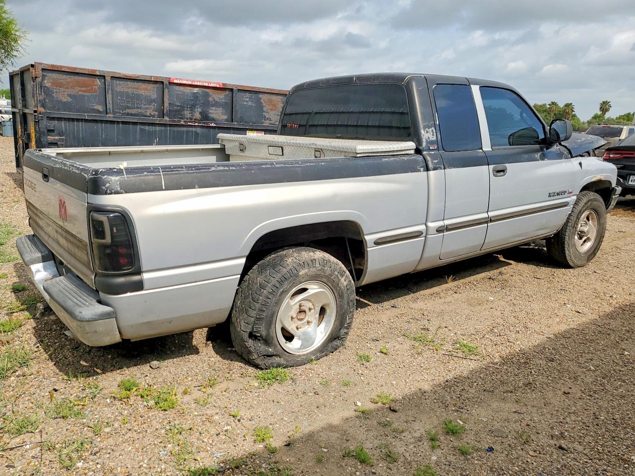 1999 Dodge Ram 1500 Серебряный vin: 1B7HC13Z3XJ508364