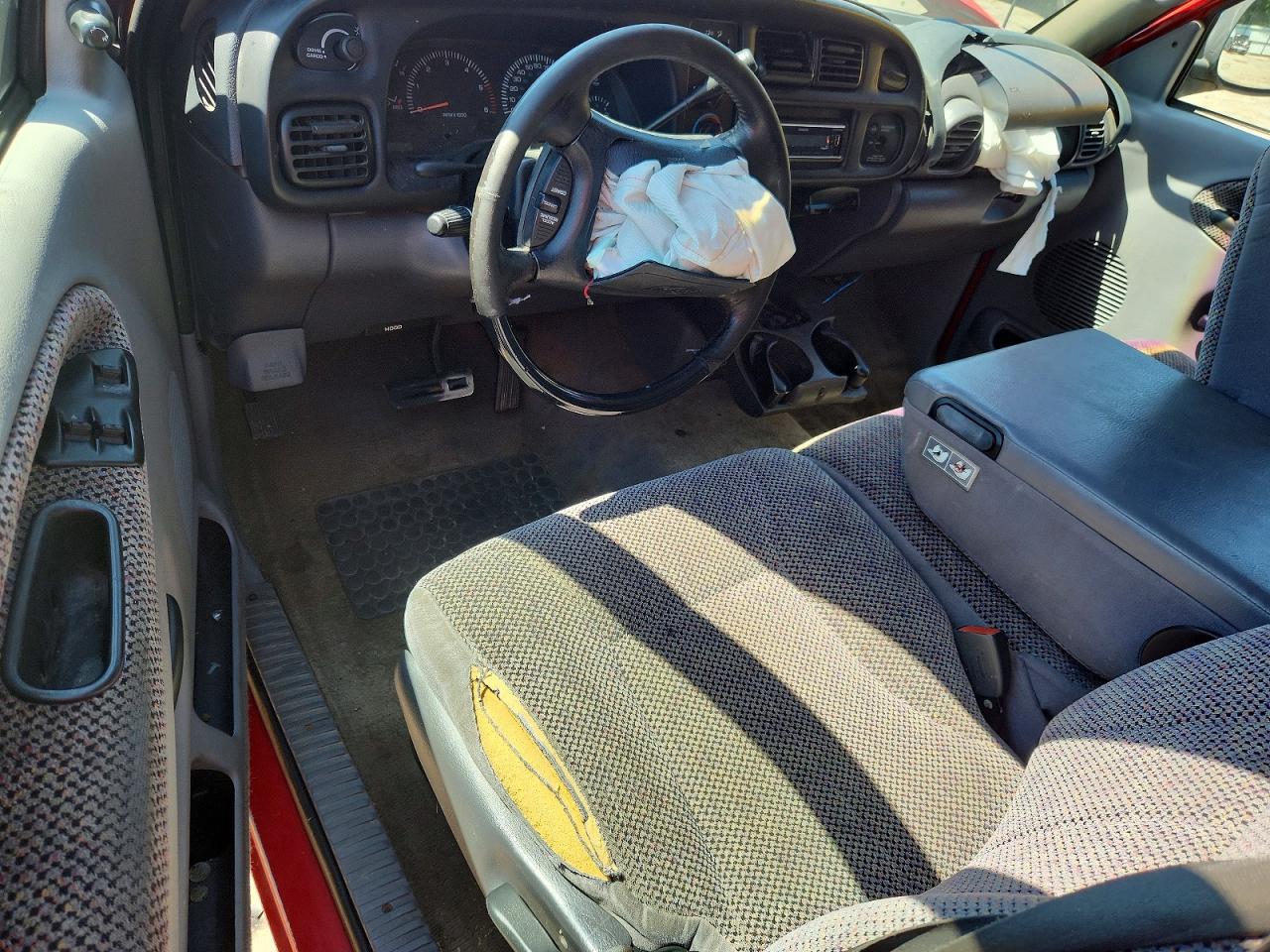1998 Dodge Ram 1500 Red vin: 1B7HC13ZXWJ111121