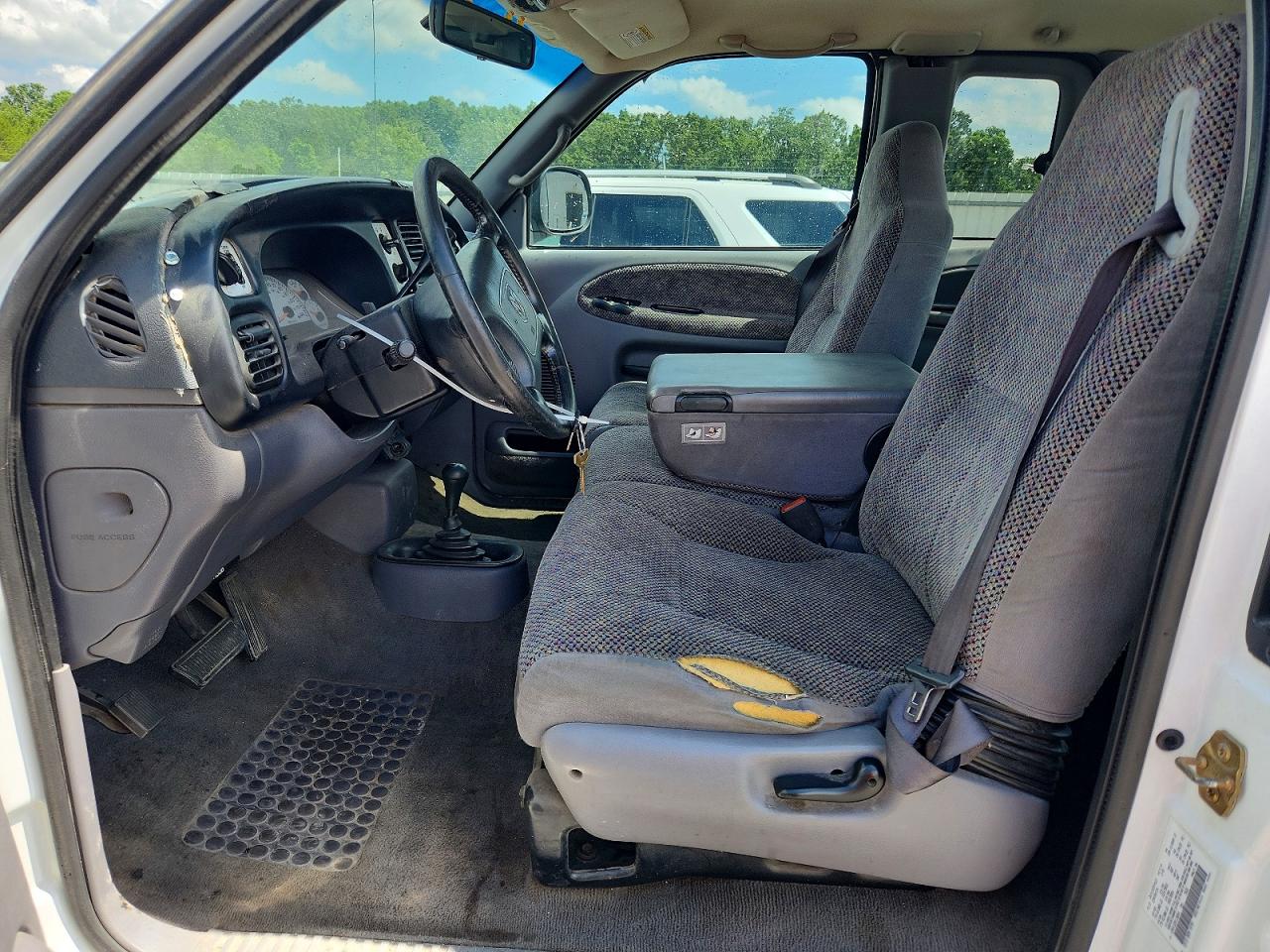 2000 Dodge Ram 1500 White vin: 1B7HF13Z9YJ190341