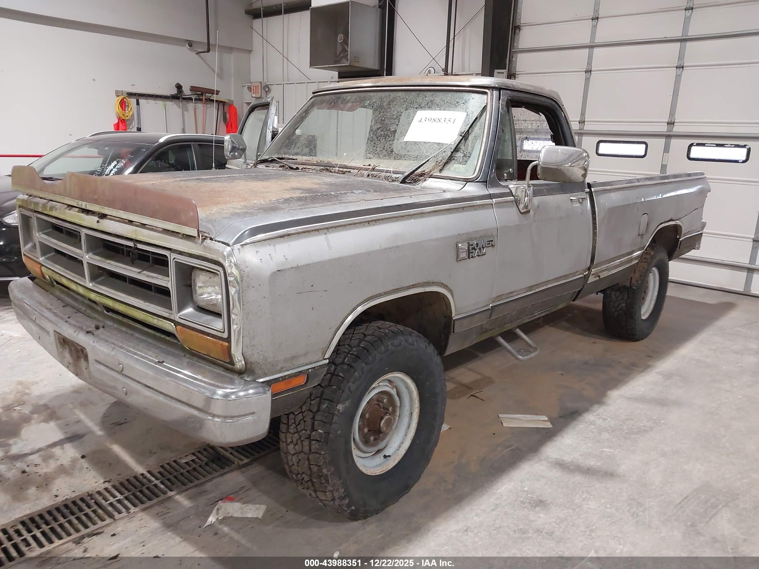 1988 Dodge W-series W200/w250 Silver vin: 1B7HW24Y3JS660651