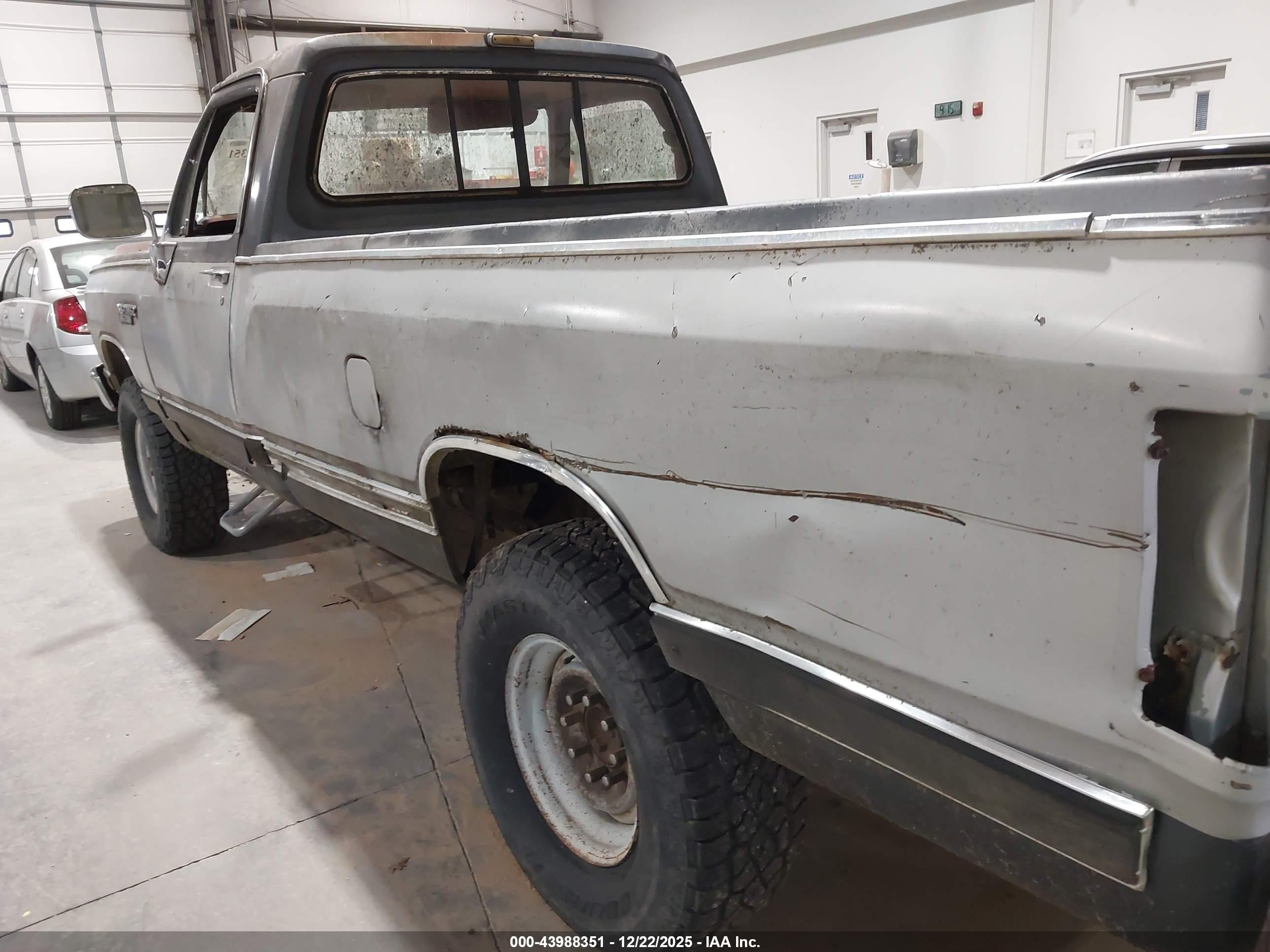 1988 Dodge W-series W200/w250 Silver vin: 1B7HW24Y3JS660651