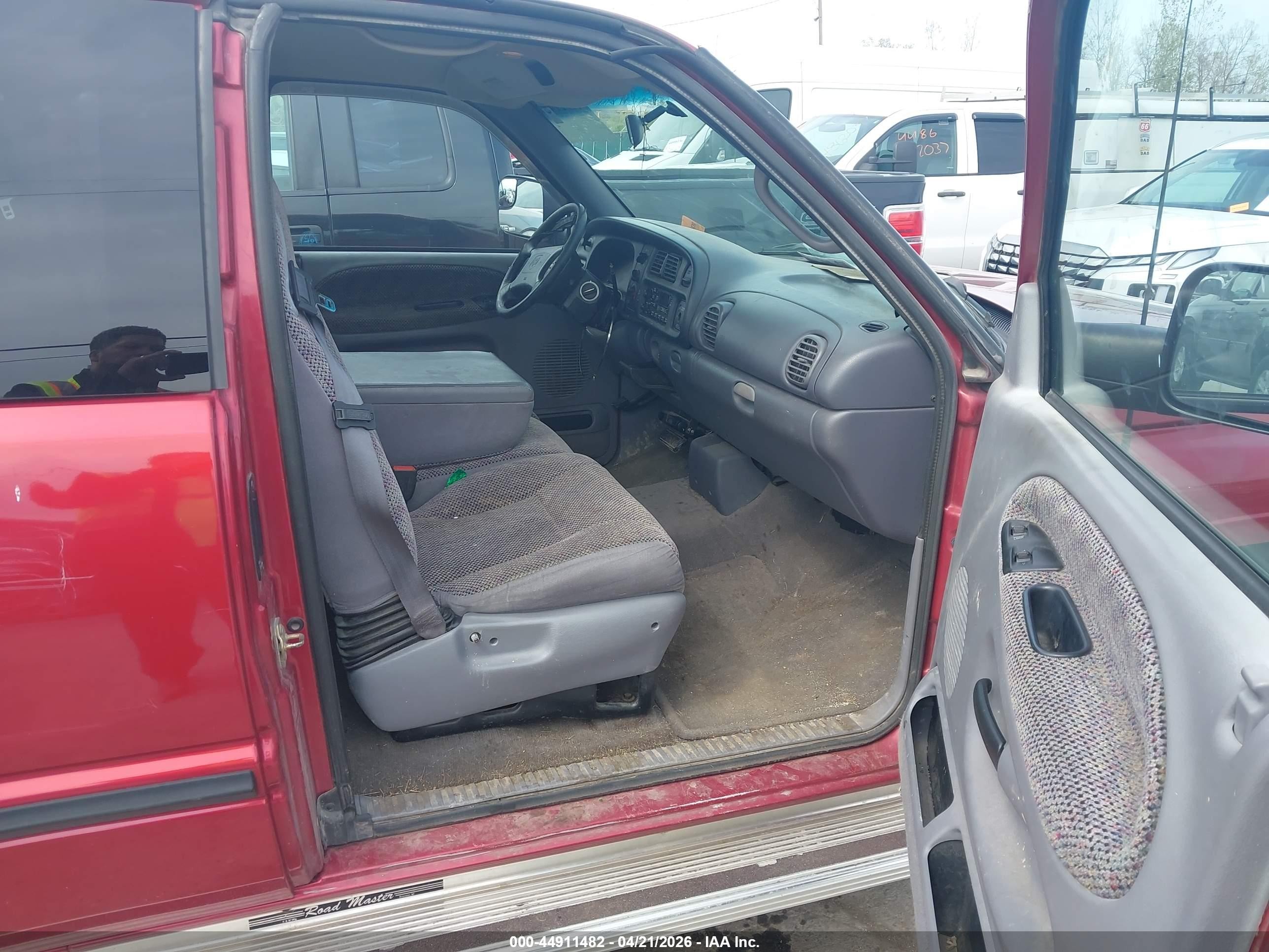 1998 Dodge Ram 2500 St Красный vin: 1B7KC23W8WJ140201