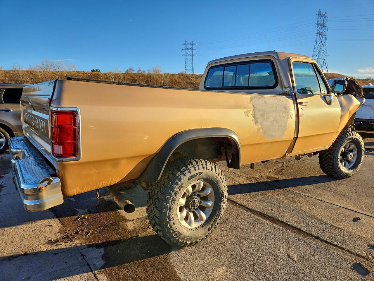 1992 Dodge W-series W200 Orange vin: 1B7KM26C5NS531667