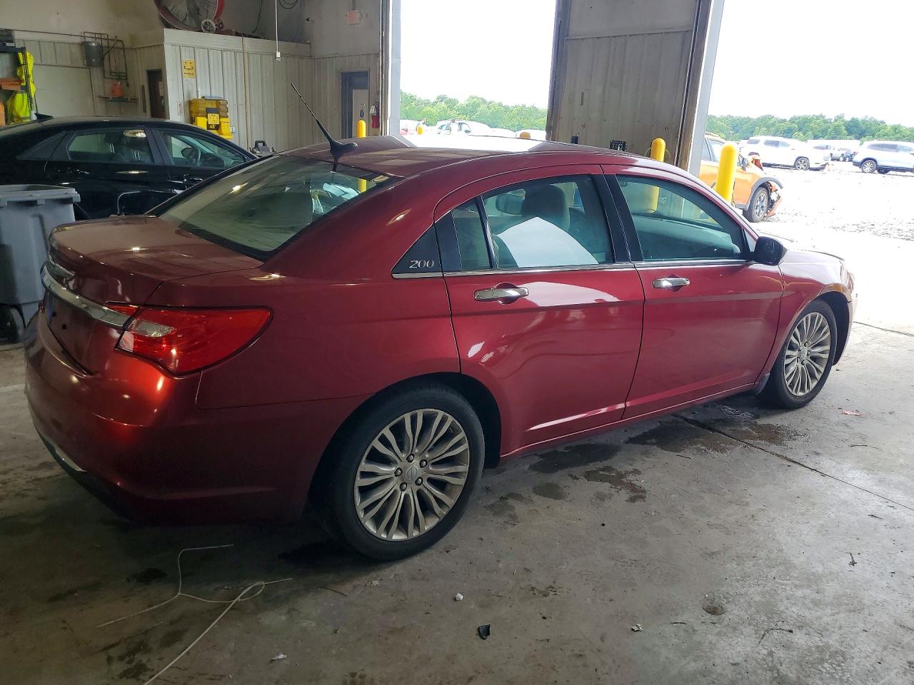2011 Chrysler 200 Limited Red vin: 1C3BC2FG4BN504741
