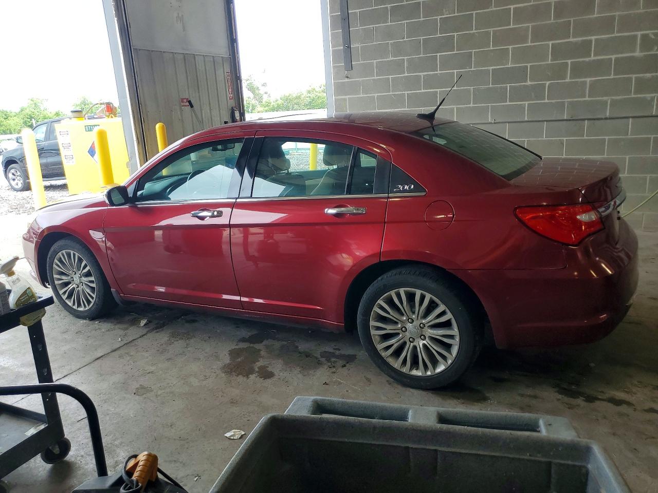 2011 Chrysler 200 Limited Red vin: 1C3BC2FG4BN504741