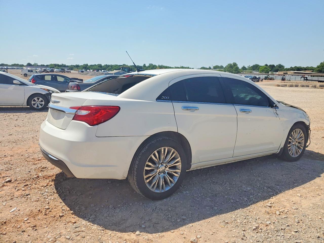 2011 Chrysler 200 White vin: 1C3BC2FG9BN505464