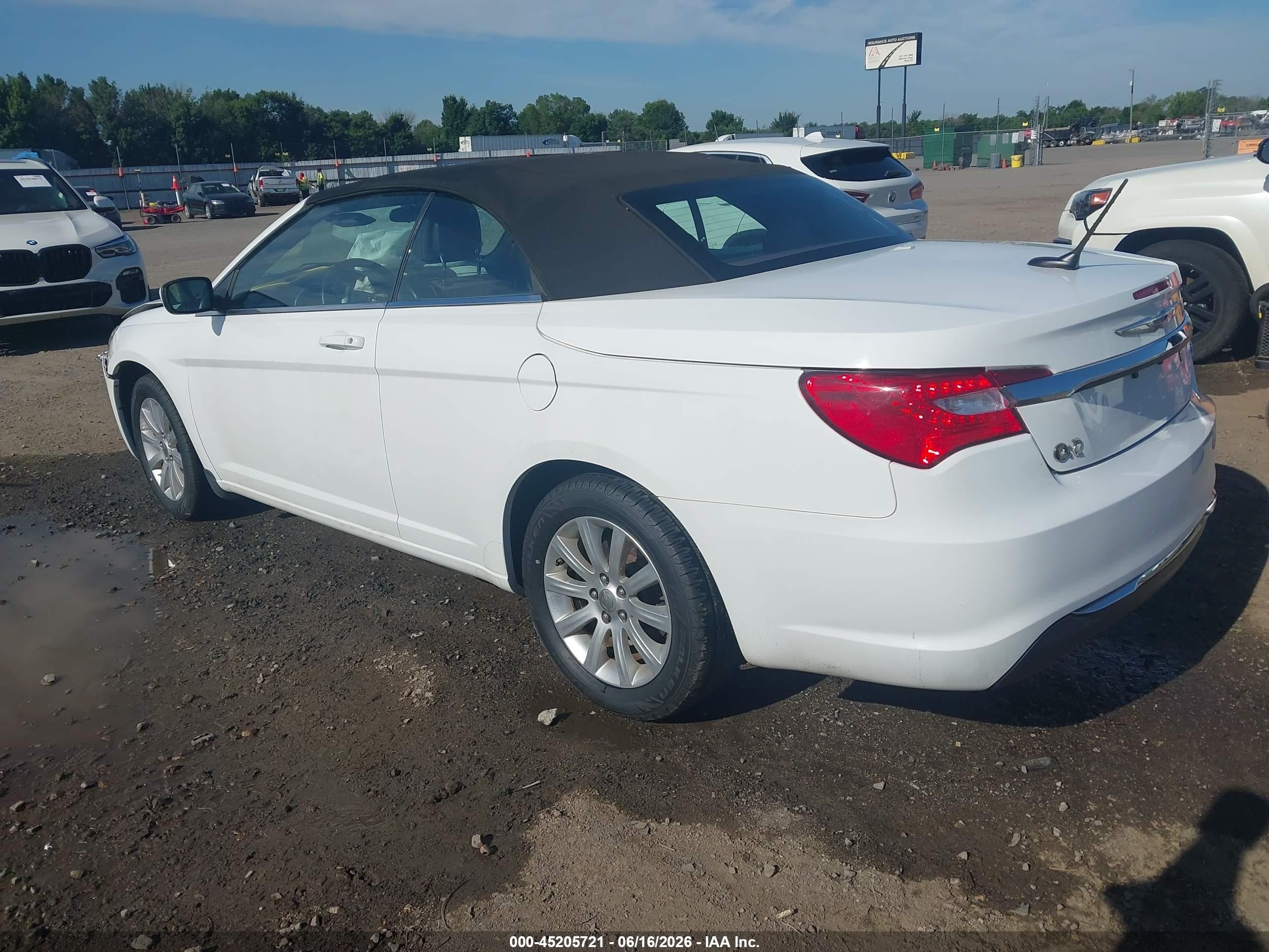2013 Chrysler 200 Touring White vin: 1C3BCBEB4DN511777