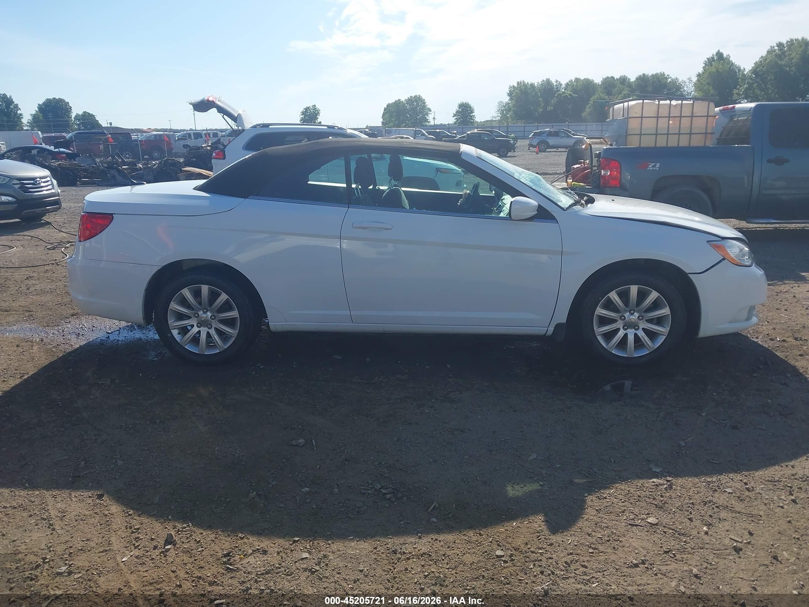 2013 Chrysler 200 Touring White vin: 1C3BCBEB4DN511777