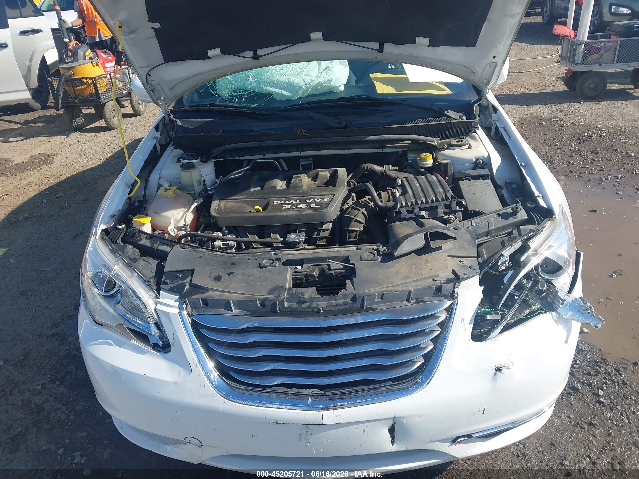 2013 Chrysler 200 Touring White vin: 1C3BCBEB4DN511777