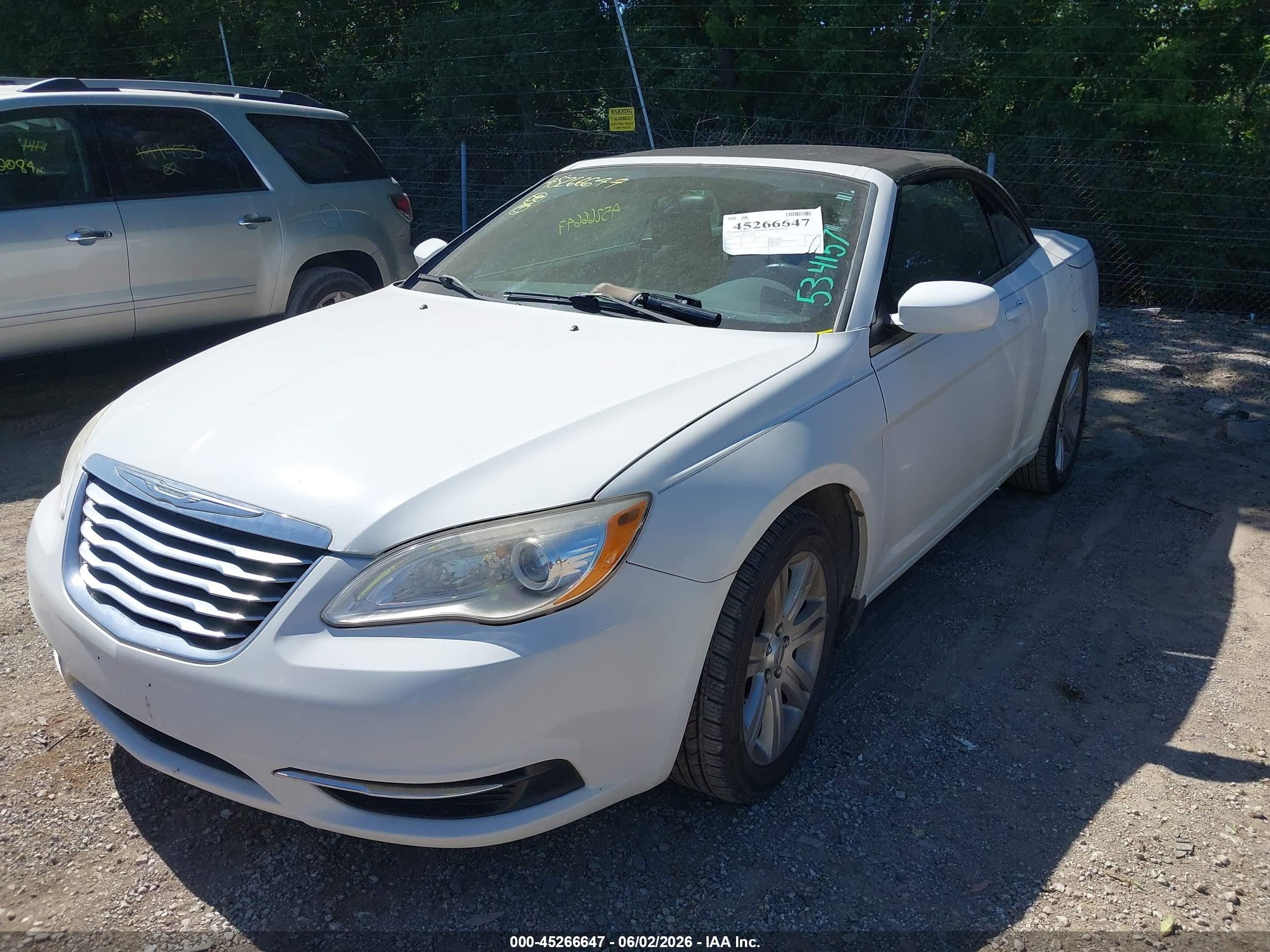 2013 Chrysler 200 Touring White vin: 1C3BCBEB8DN539825
