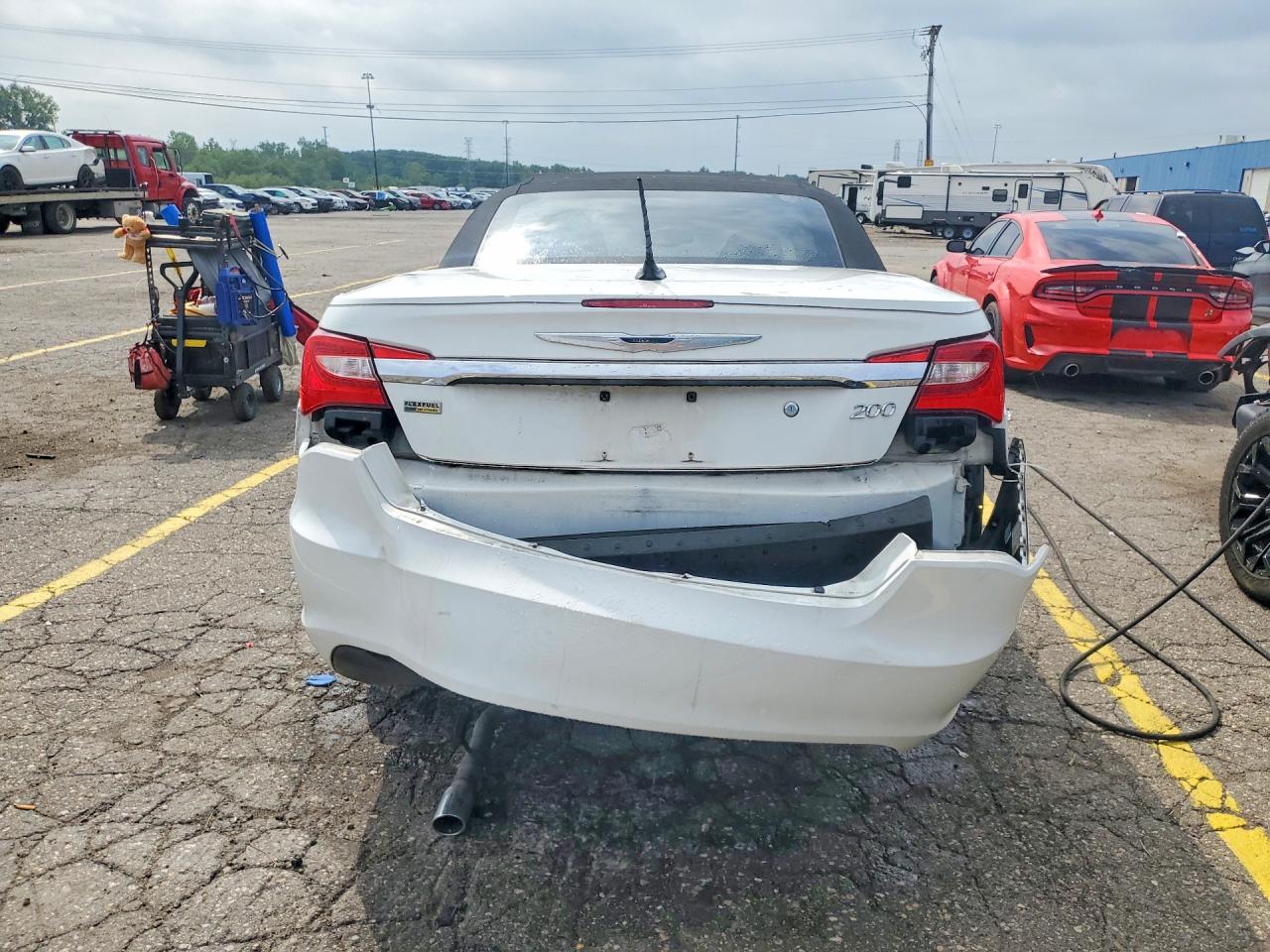 2014 Chrysler 200 Touring White vin: 1C3BCBEGXEN131114