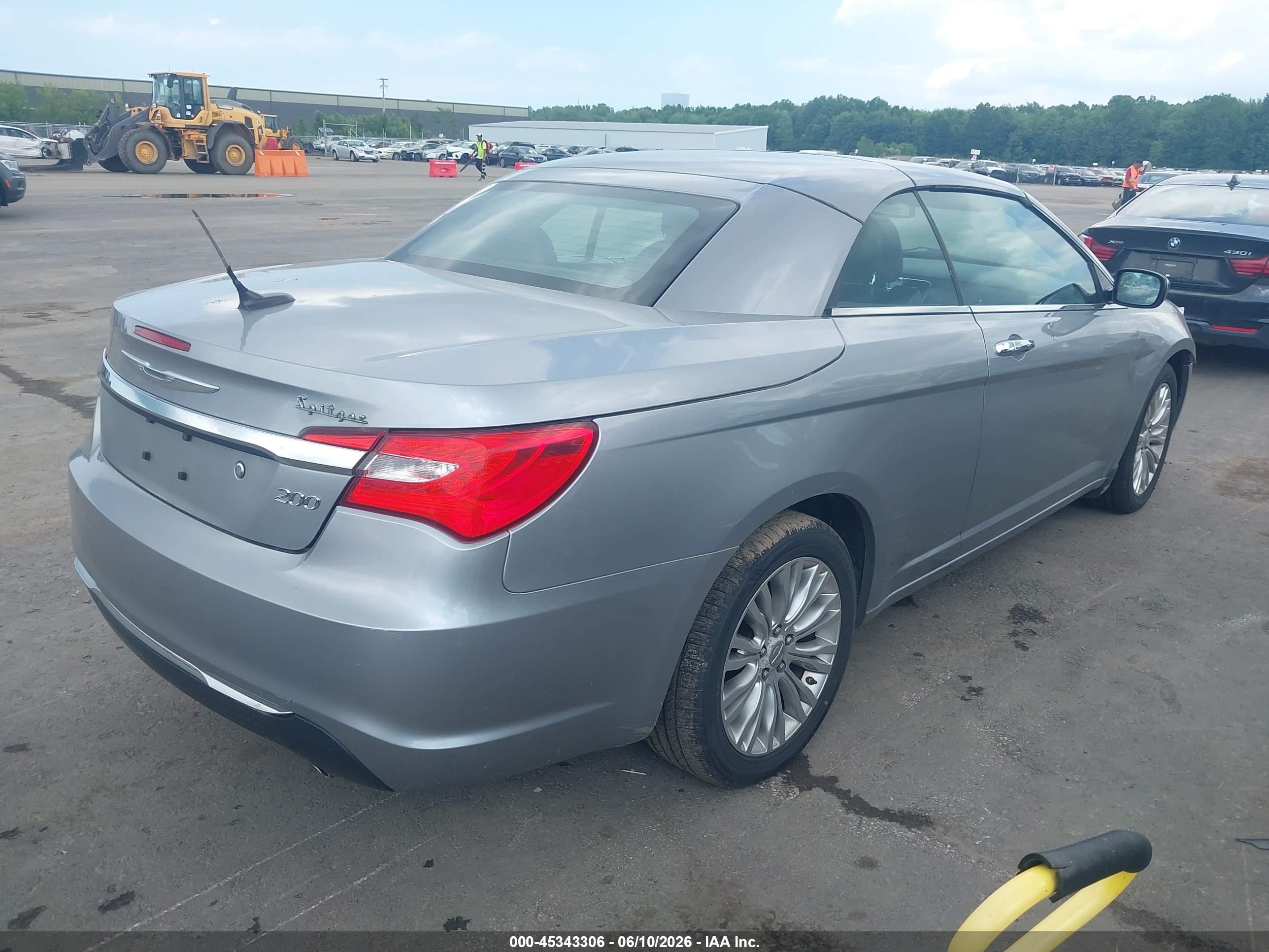 2013 Chrysler 200 Limited Серебряный vin: 1C3BCBFGXDN693530