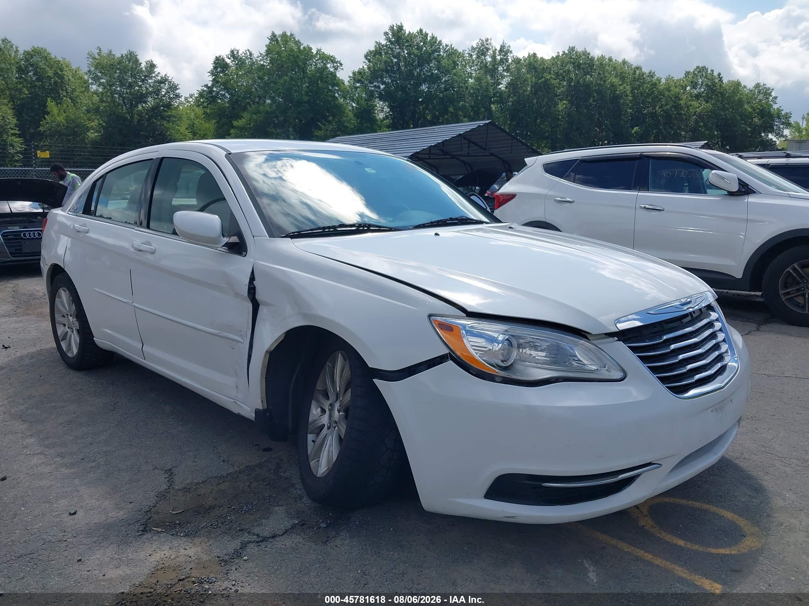 2013 Chrysler 200 Touring White vin: 1C3CCBBB2DN614527