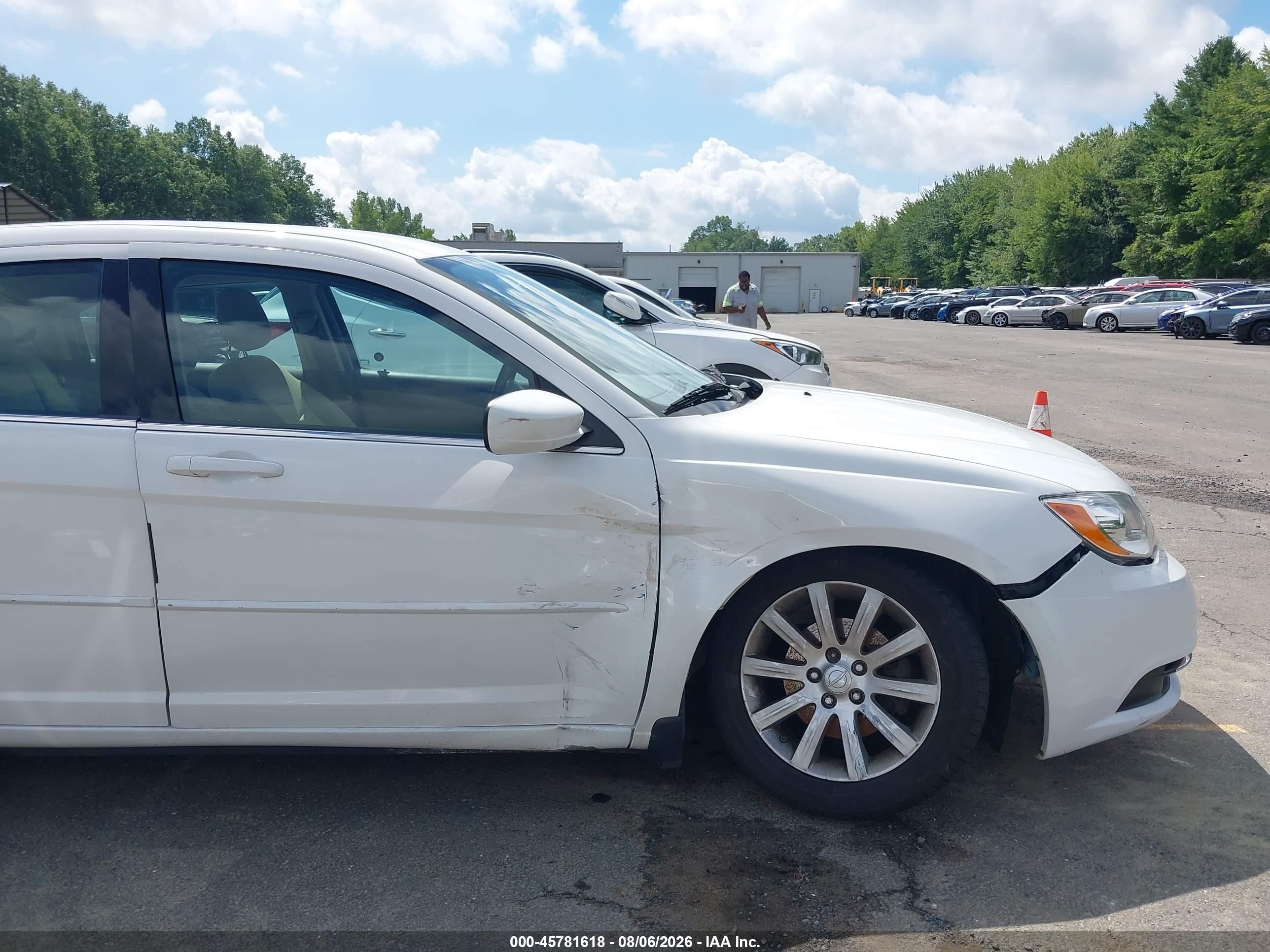 2013 Chrysler 200 Touring Белый vin: 1C3CCBBB2DN614527